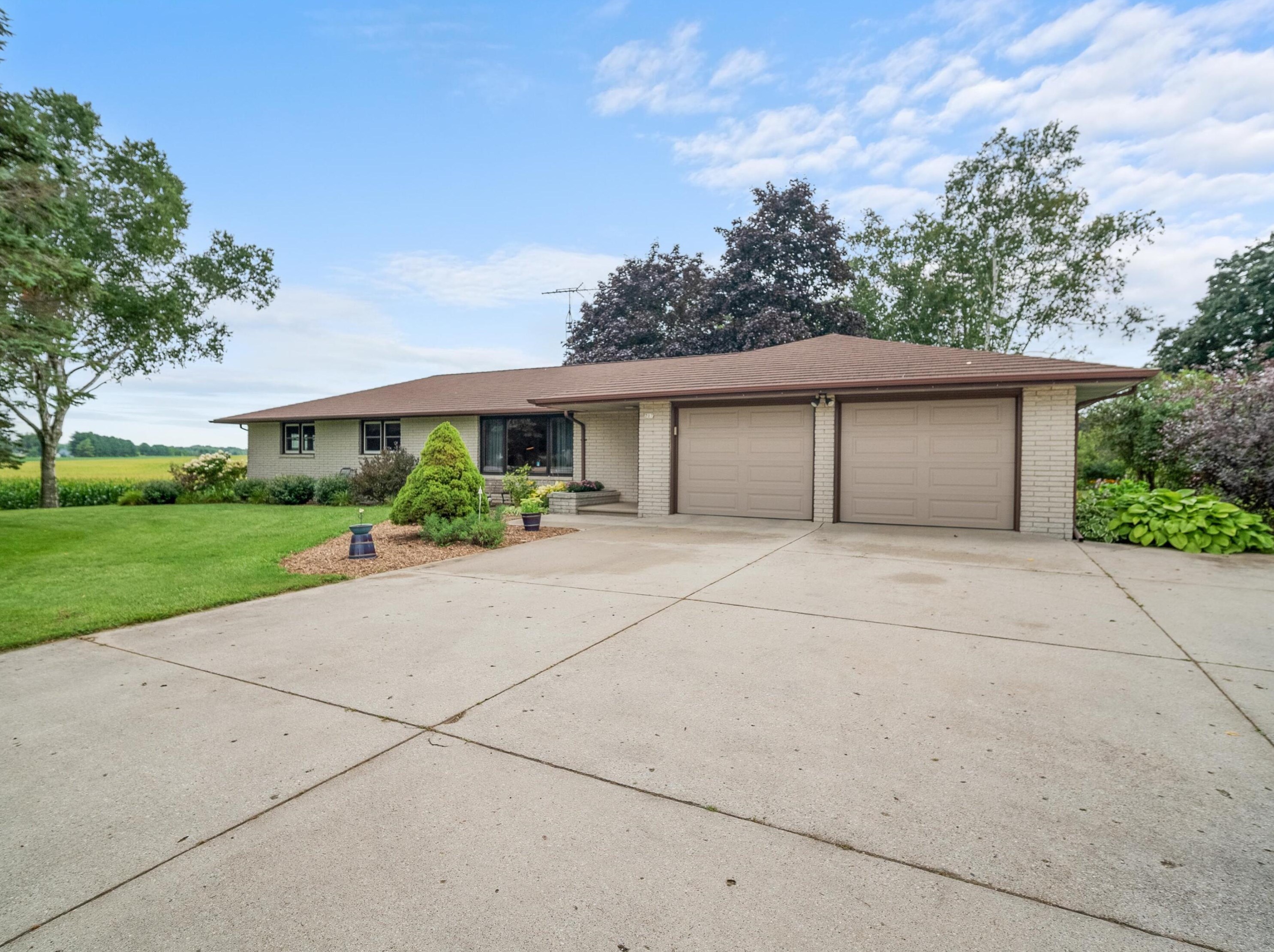 707 S Main St, Mishicot, WI 54228