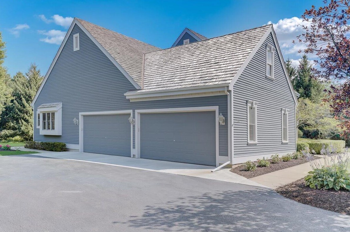 204 Laurel Cir, Delafield WI 53018-1162 exterior