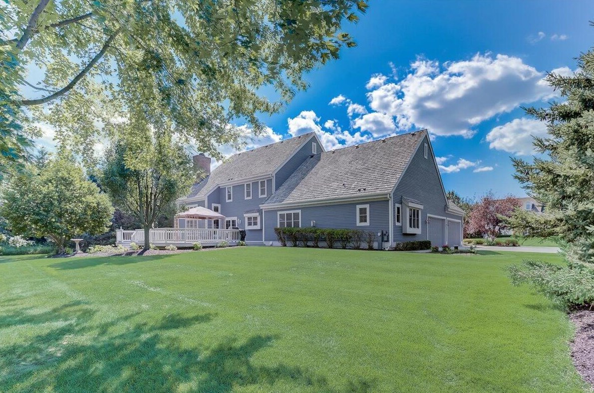 204 Laurel Cir, Delafield WI 53018-1162 exterior