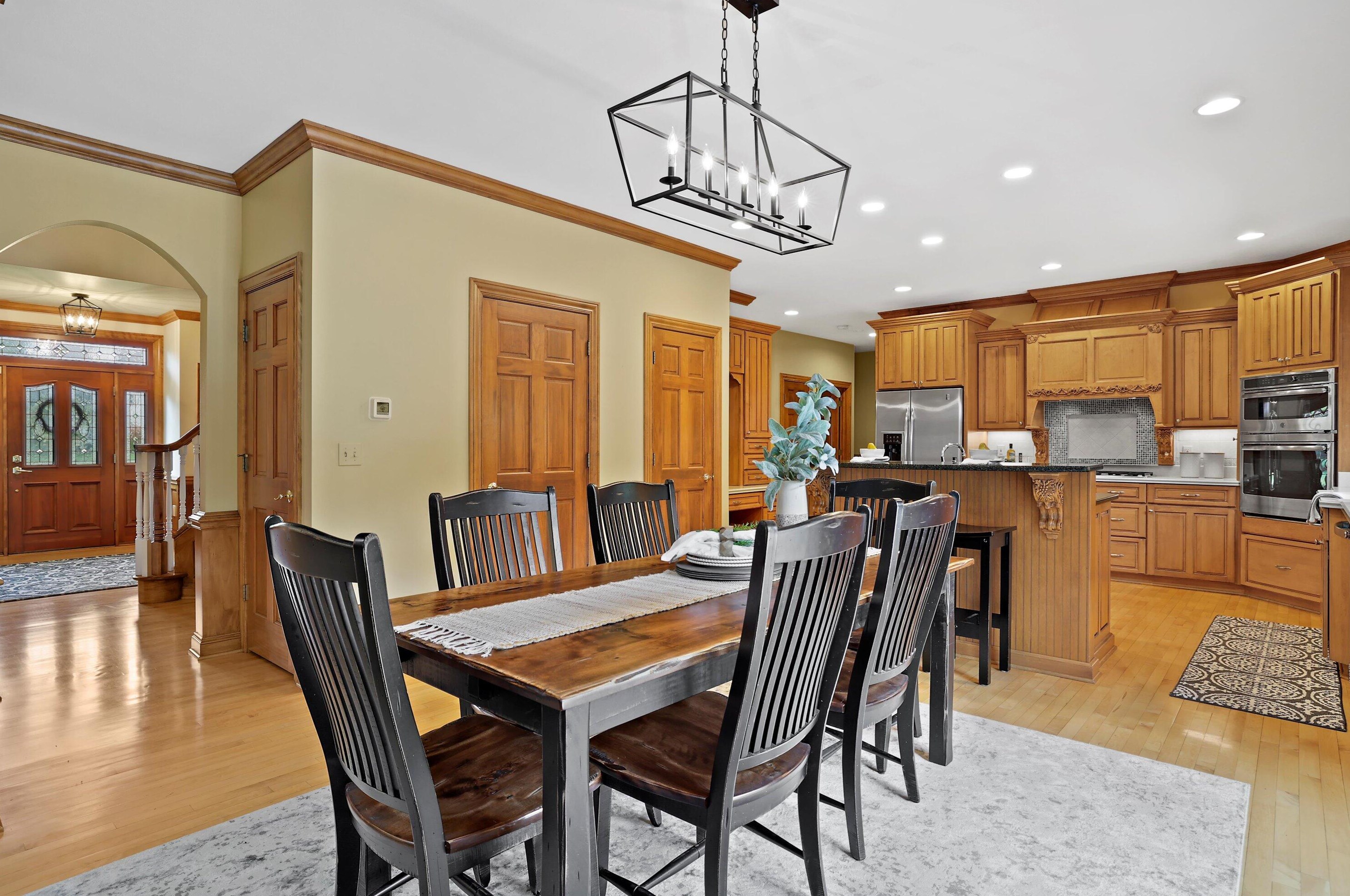 204 Laurel Cir, Delafield WI 53018-1162 exterior