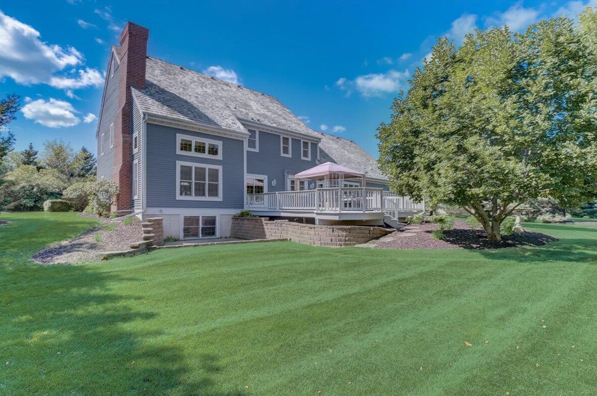 204 Laurel Cir, Delafield WI 53018-1162 exterior