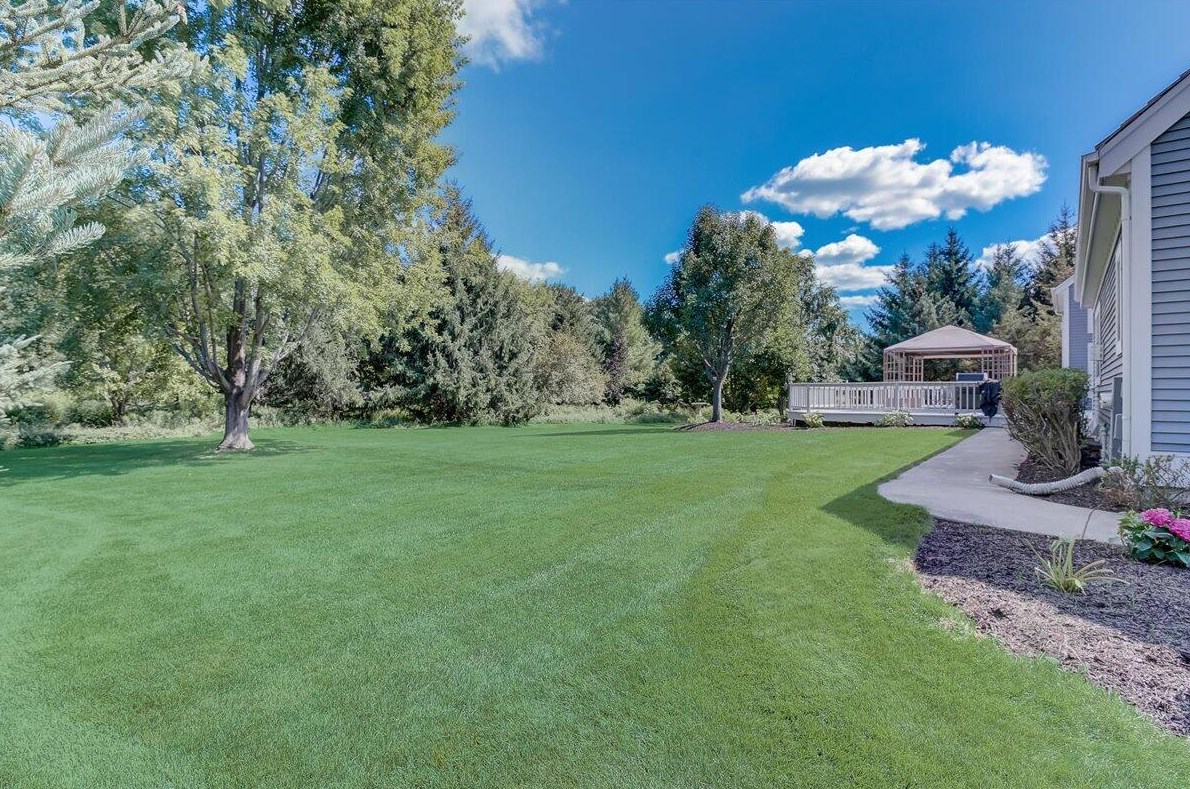 204 Laurel Cir, Delafield WI 53018-1162 exterior