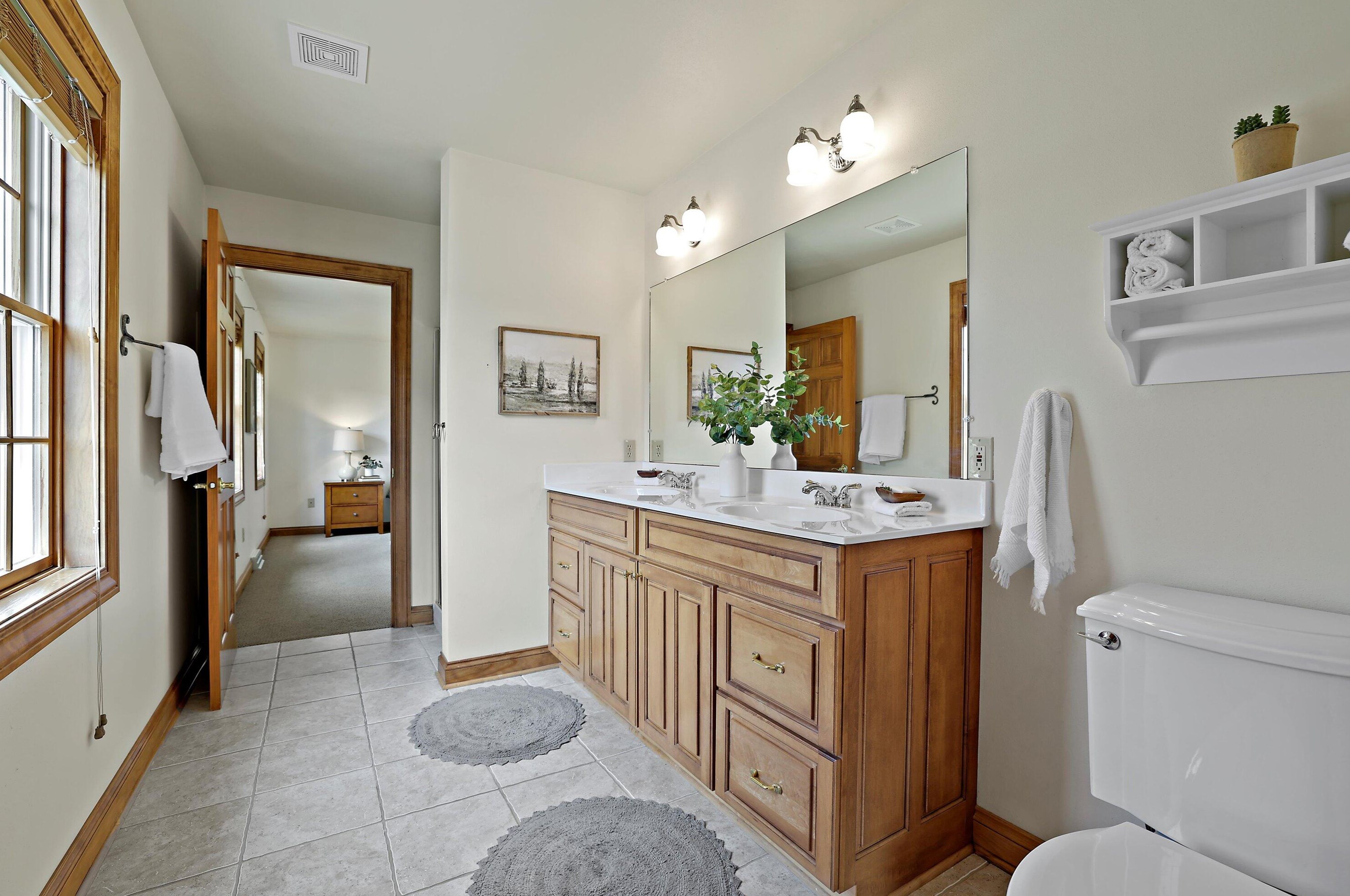 204 Laurel Cir, Delafield WI 53018-1162 exterior