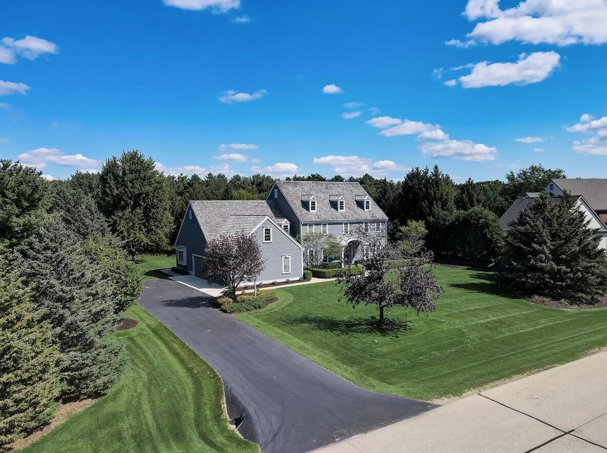 204 Laurel Cir, Delafield WI 53018-1162 exterior