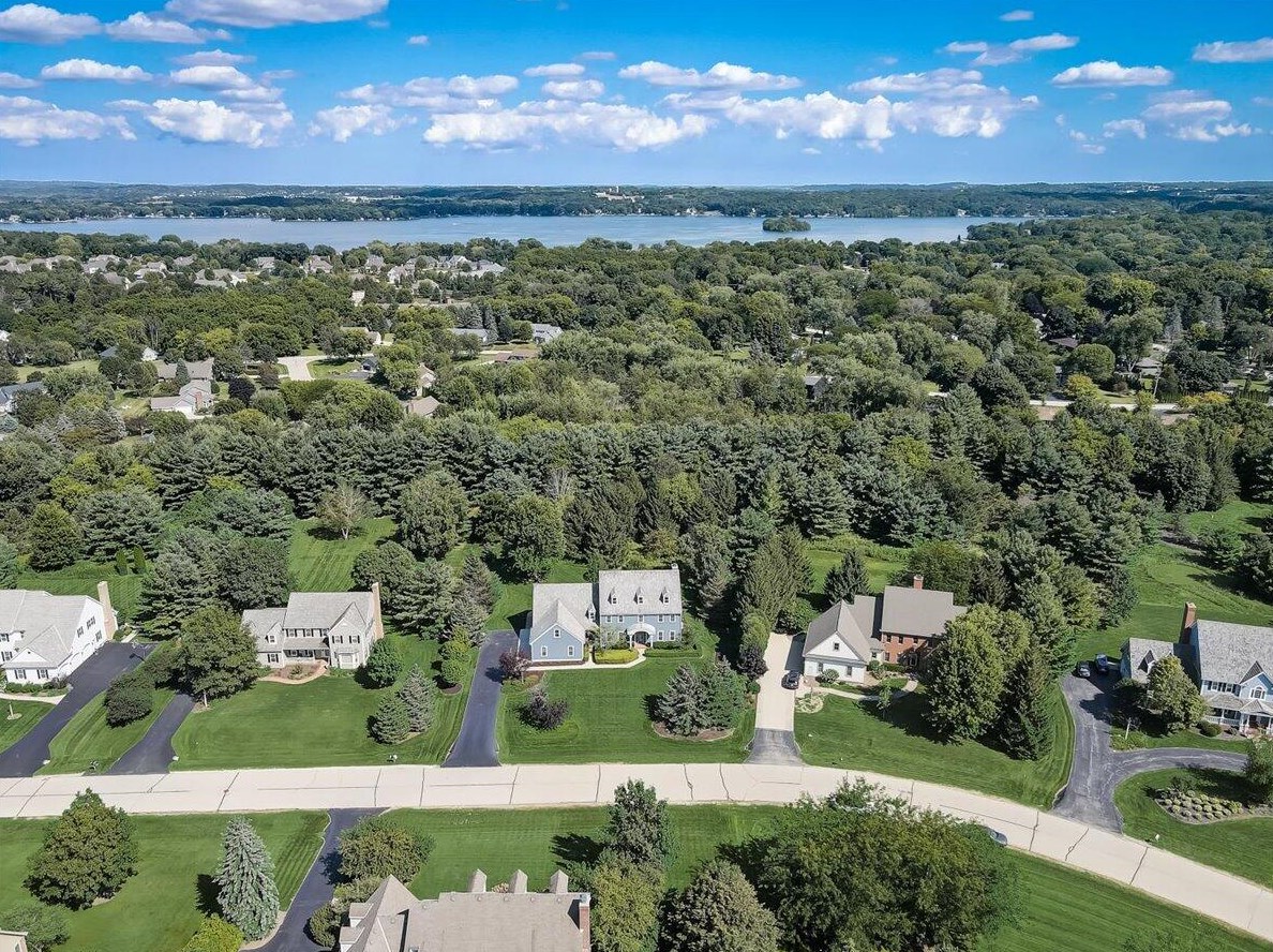 204 Laurel Cir, Delafield WI 53018-1162 exterior