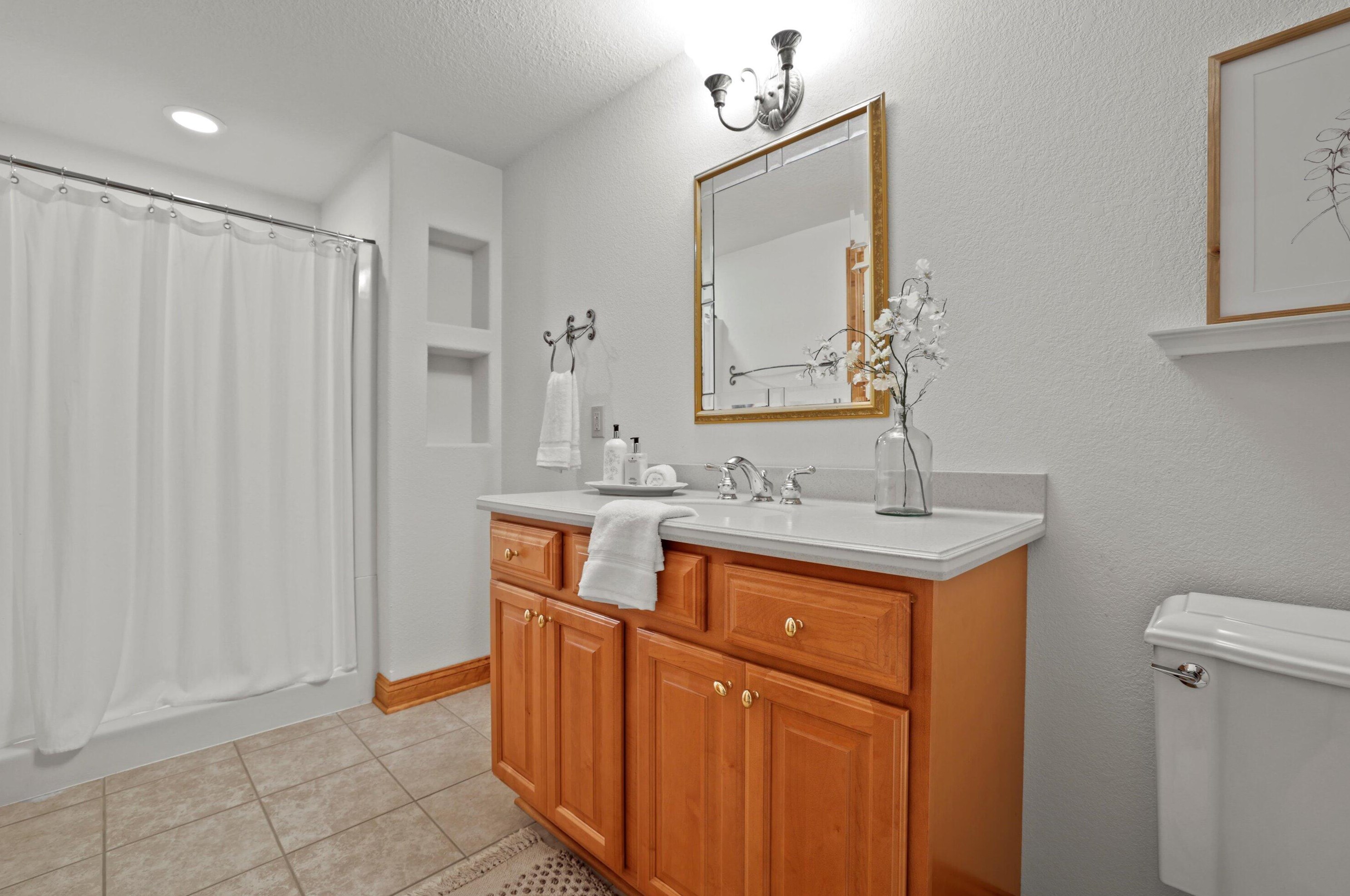 204 Laurel Cir, Delafield WI 53018-1162 exterior