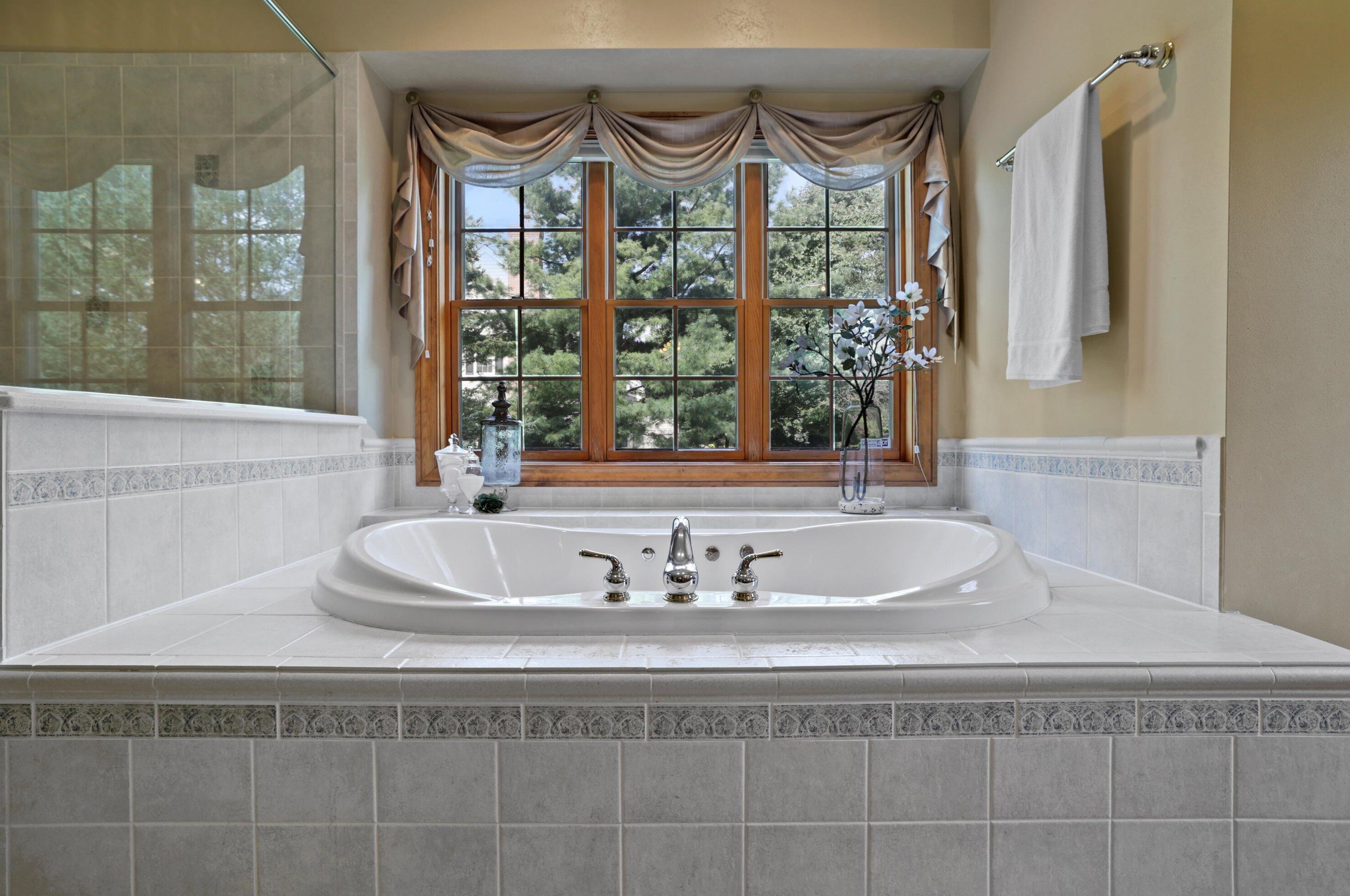 204 Laurel Cir, Delafield WI 53018-1162 exterior