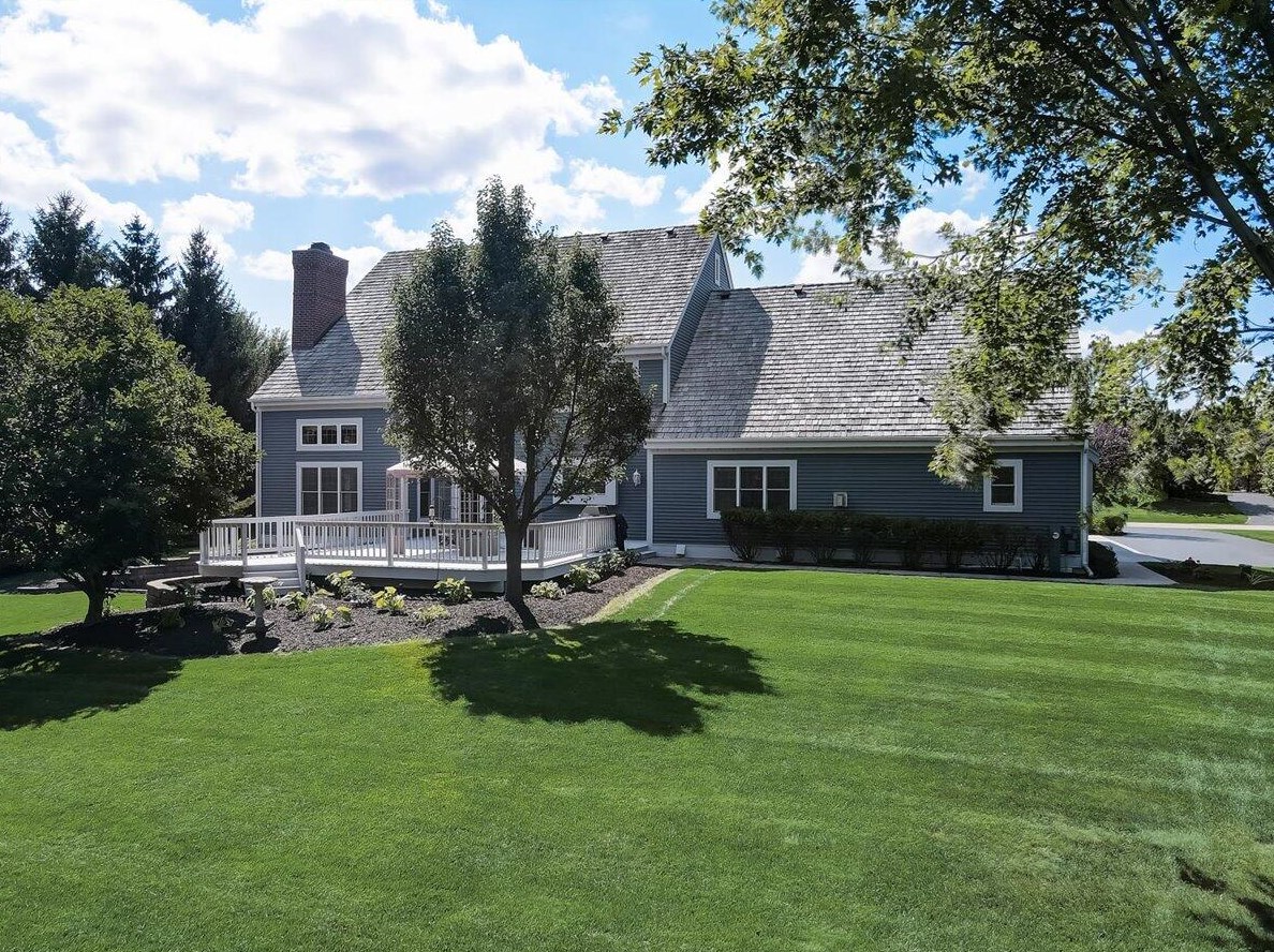 204 Laurel Cir, Delafield, WI 53018-1162