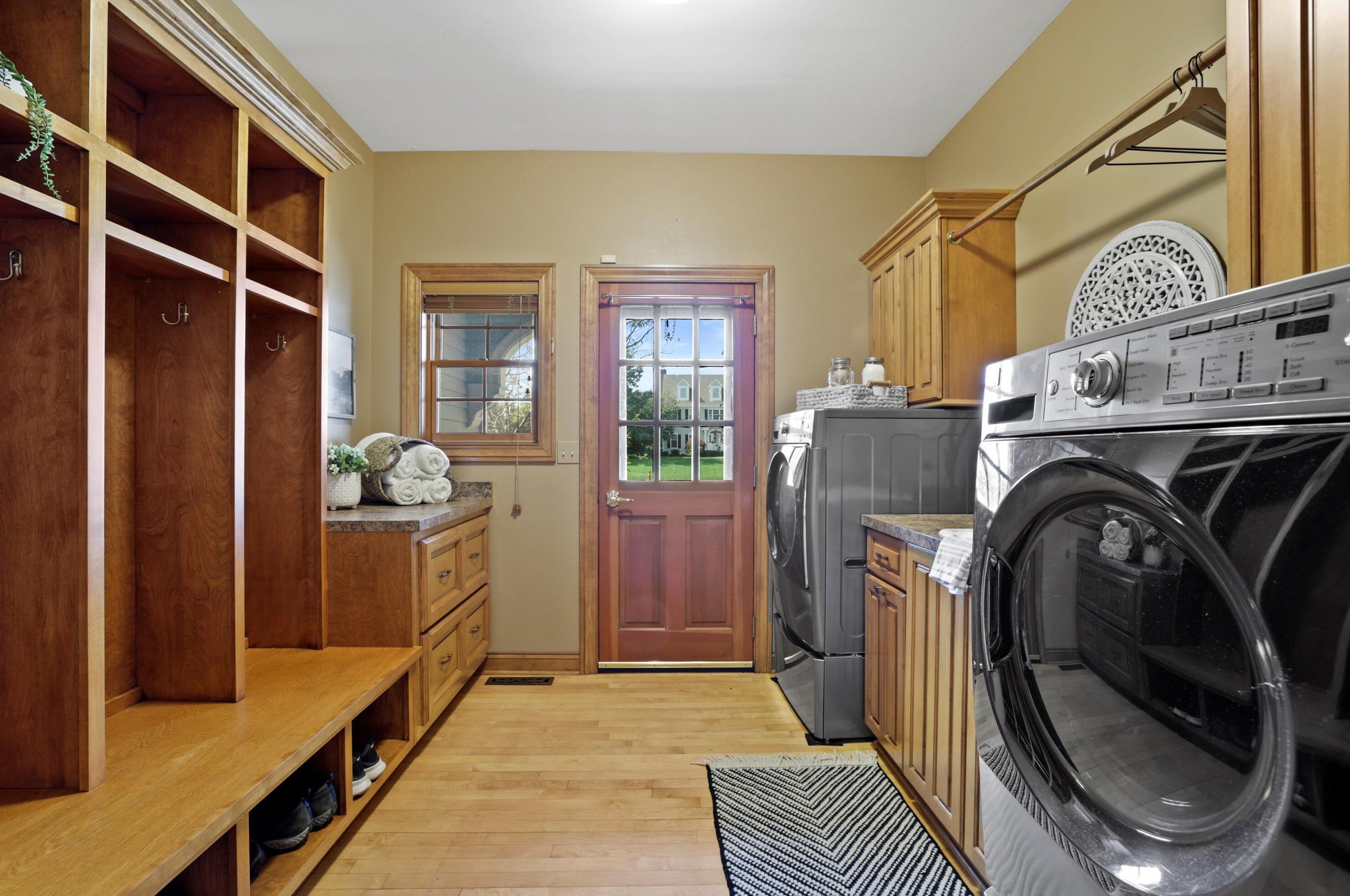 204 Laurel Cir, Delafield WI 53018-1162 exterior