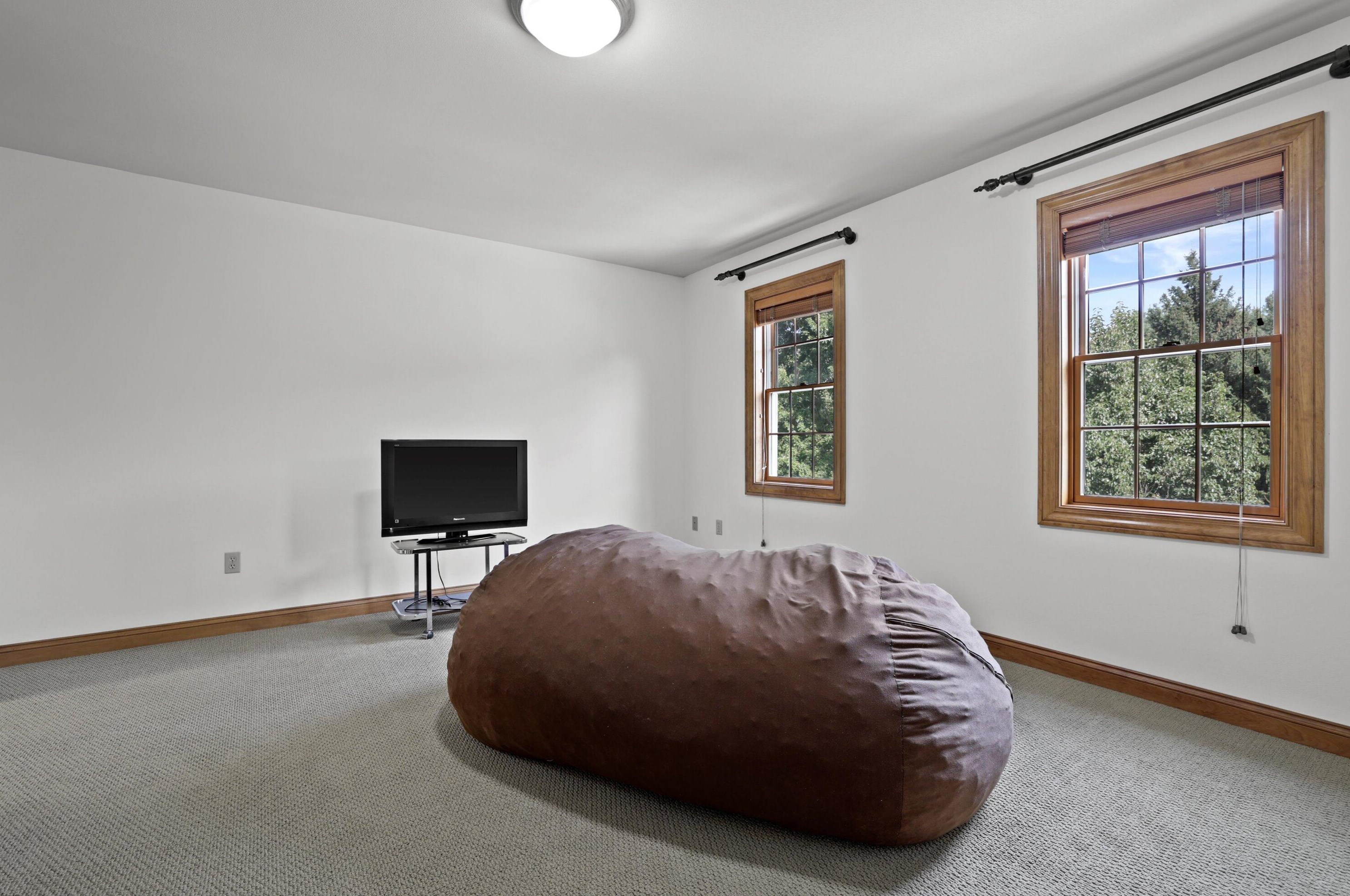 204 Laurel Cir, Delafield WI 53018-1162 exterior