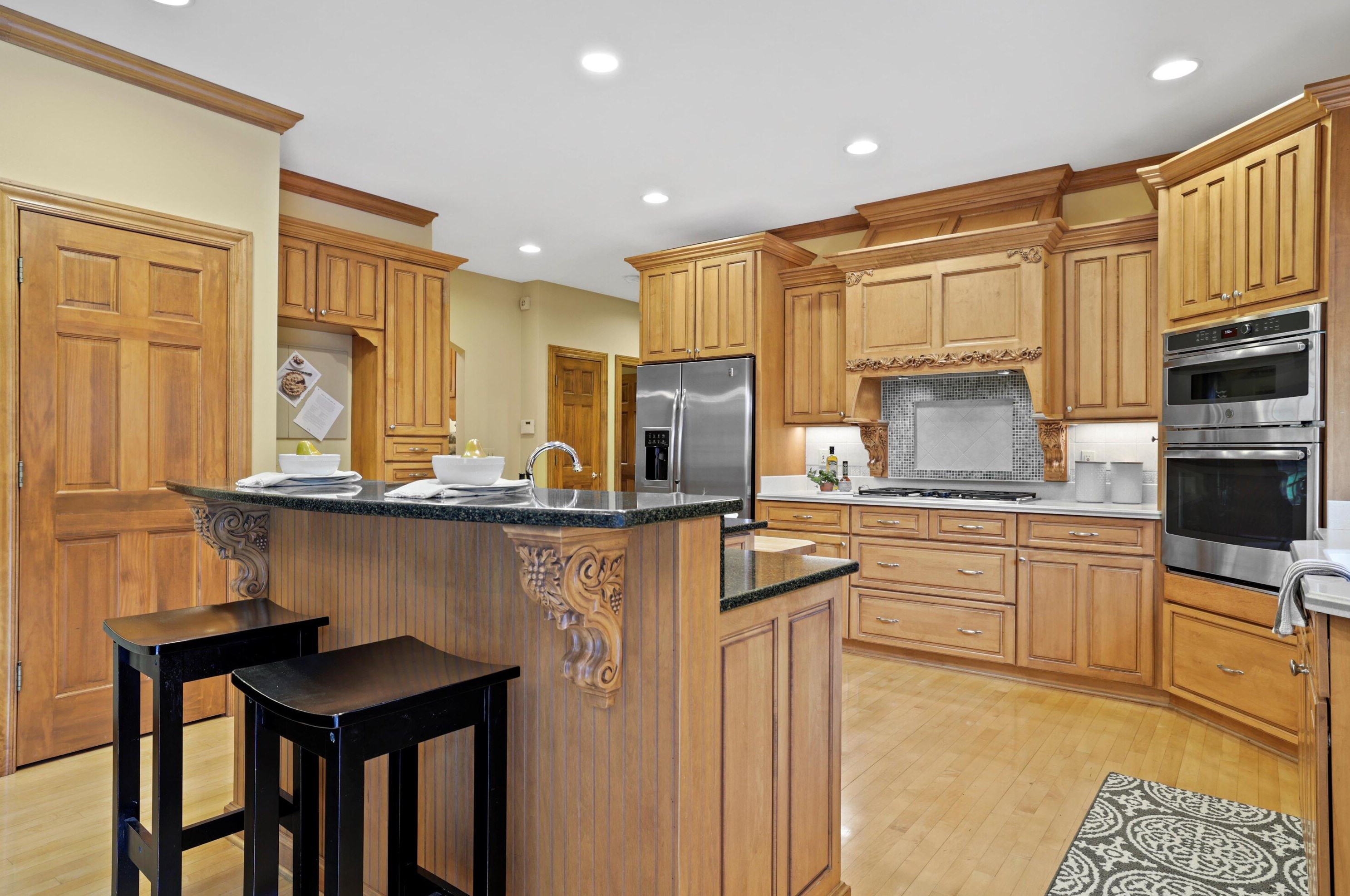 204 Laurel Cir, Delafield WI 53018-1162 exterior