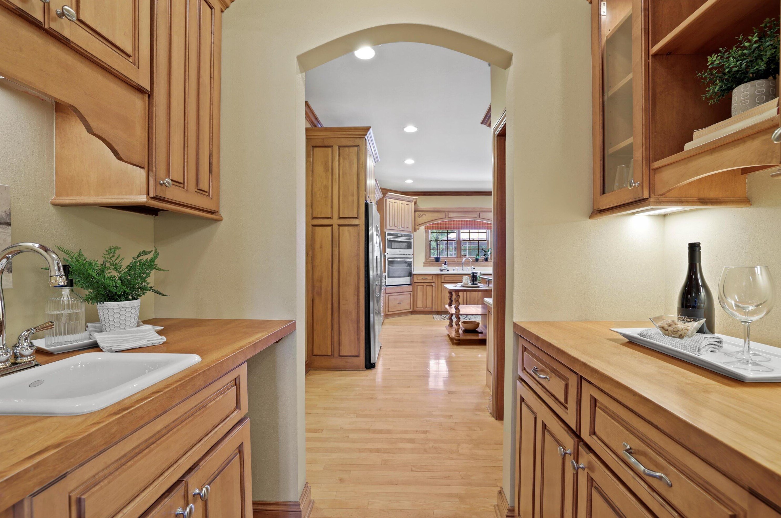 204 Laurel Cir, Delafield WI 53018-1162 exterior