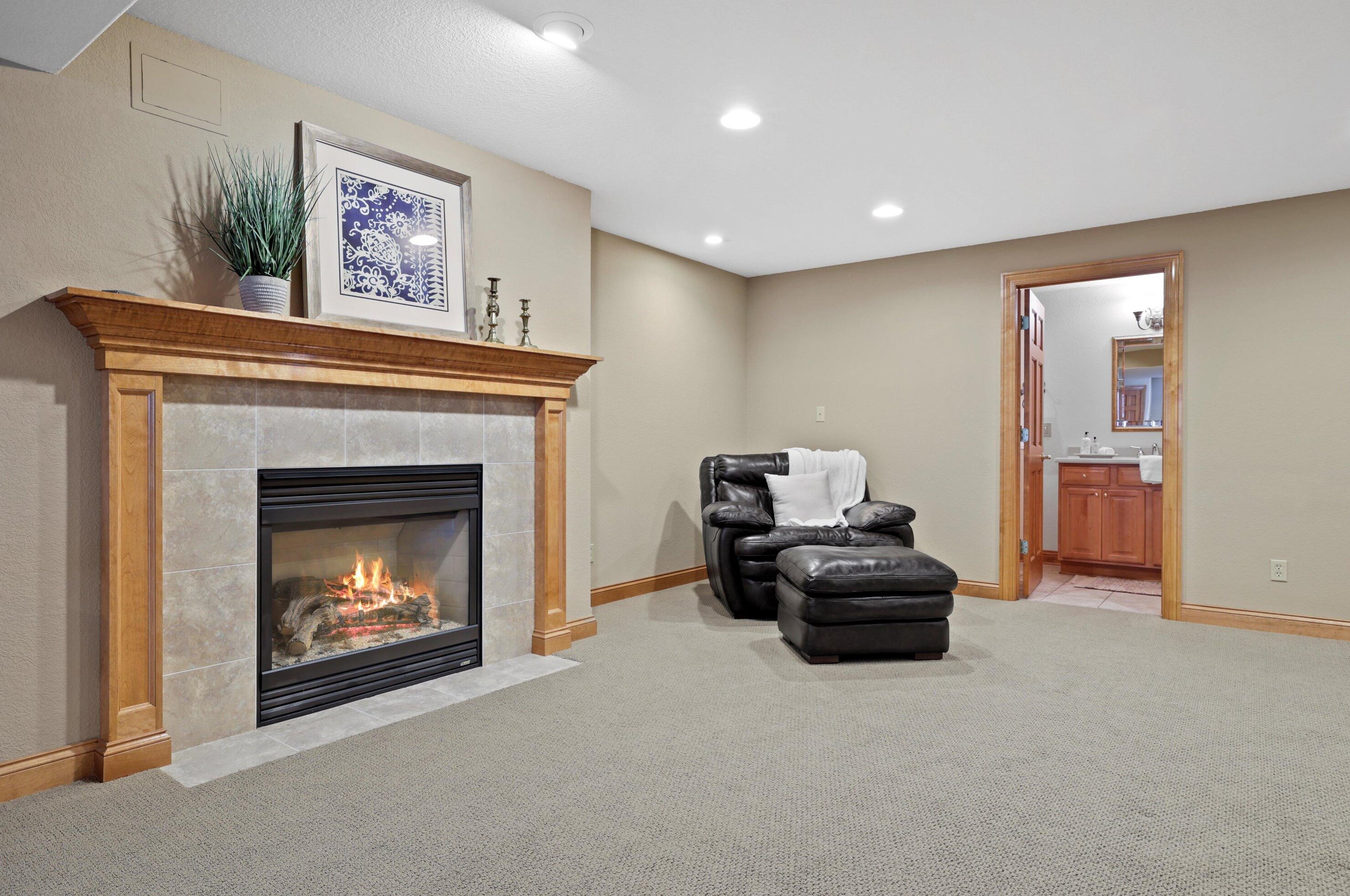 204 Laurel Cir, Delafield WI 53018-1162 exterior