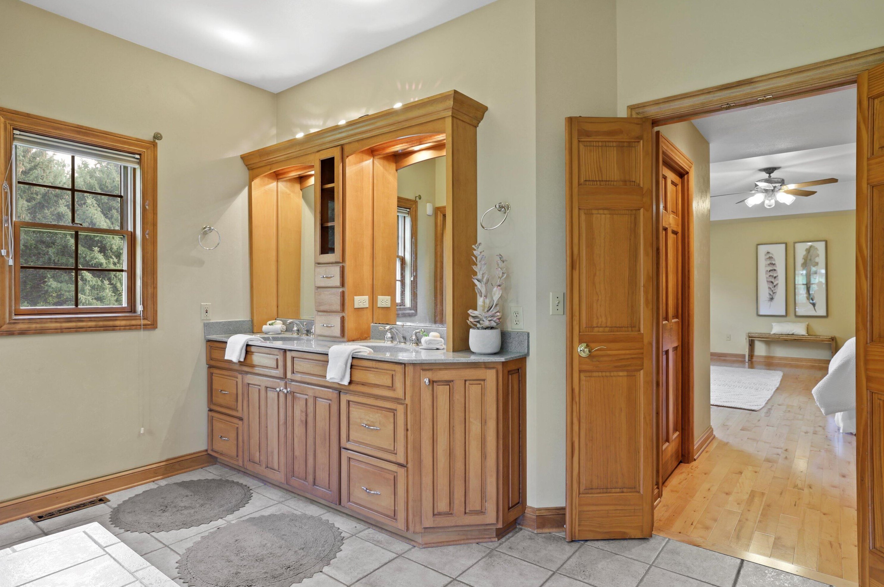 204 Laurel Cir, Delafield WI 53018-1162 exterior