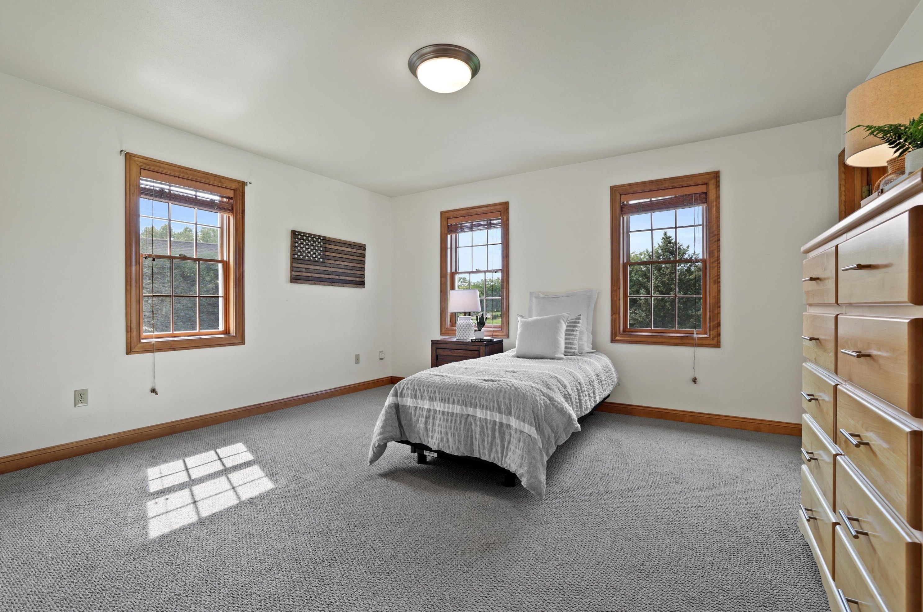 204 Laurel Cir, Delafield WI 53018-1162 exterior