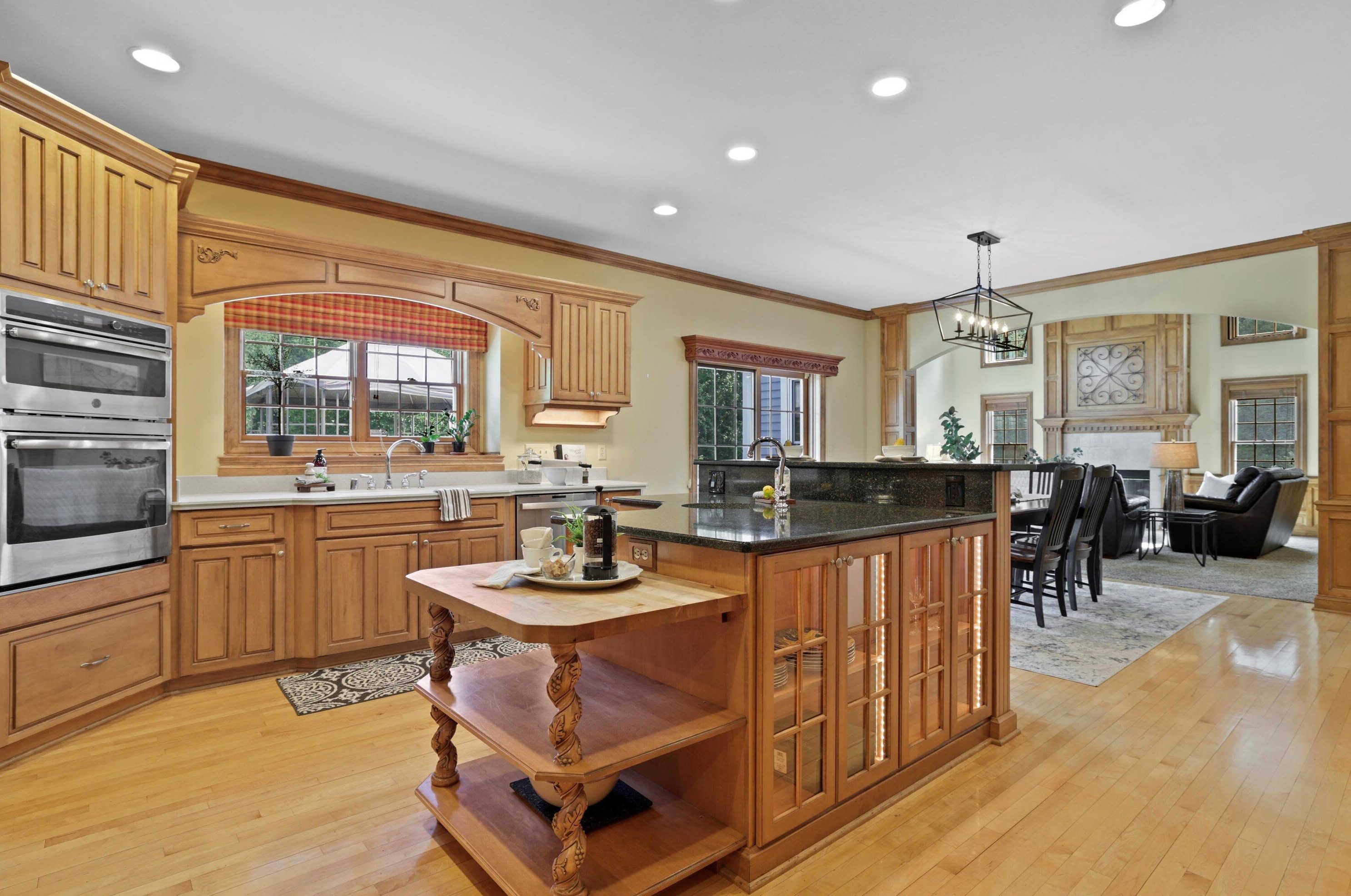 204 Laurel Cir, Delafield WI 53018-1162 exterior