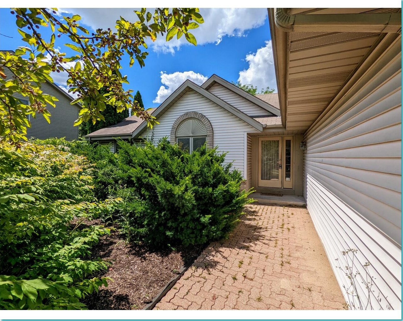 8173 S 35th St, Hales Corners, WI 53132