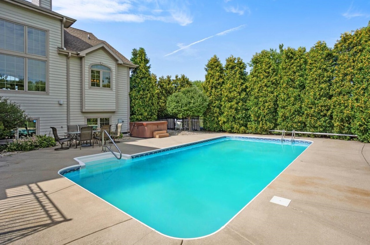 8044 43rd St, Hales Corners, WI 53132-7912