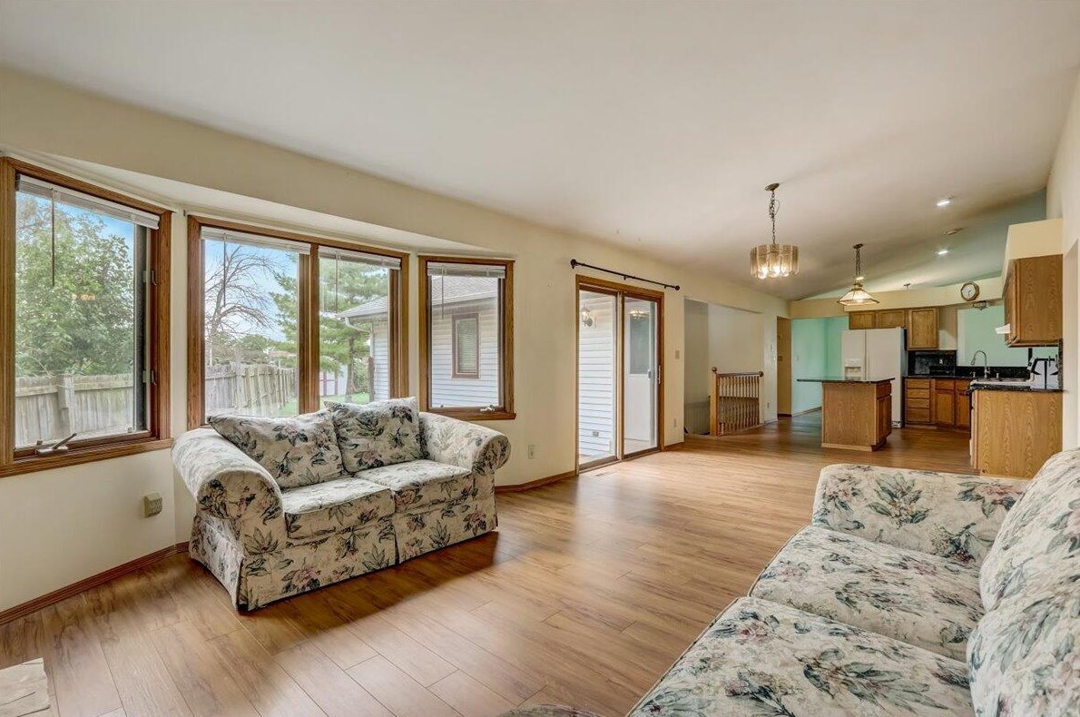 8225 Glenfield Dr, Oak Creek, WI 53154-3088