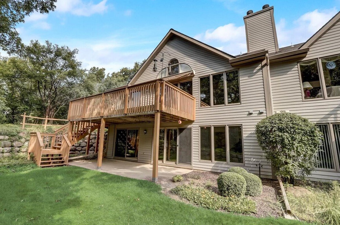 303 Parkview Ct, Chenequa, WI 53029-2443