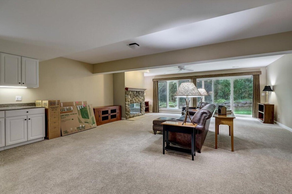 303 Parkview Ct, Chenequa WI exterior