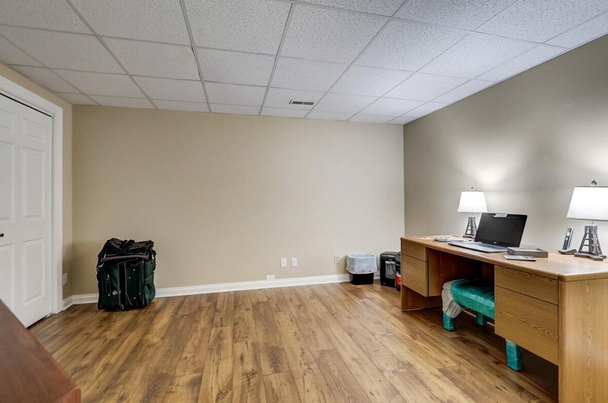 303 Parkview Ct, Chenequa WI exterior