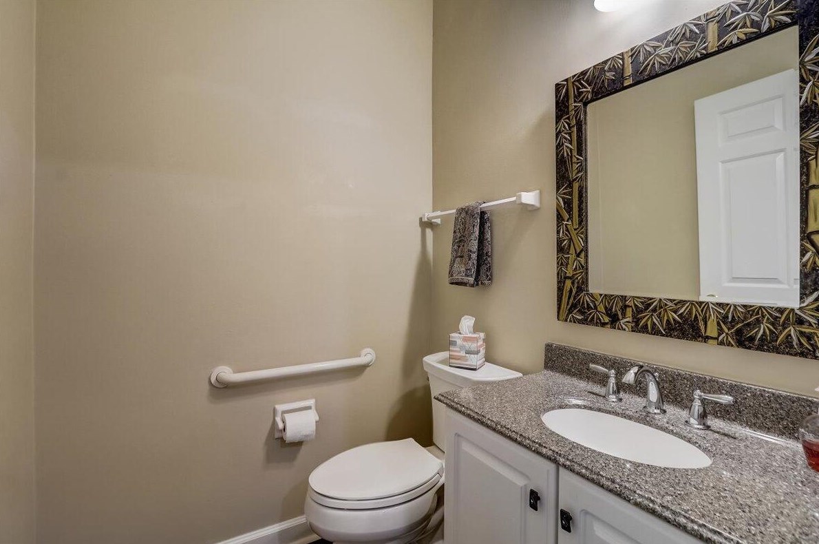 303 Parkview Ct, Chenequa WI exterior