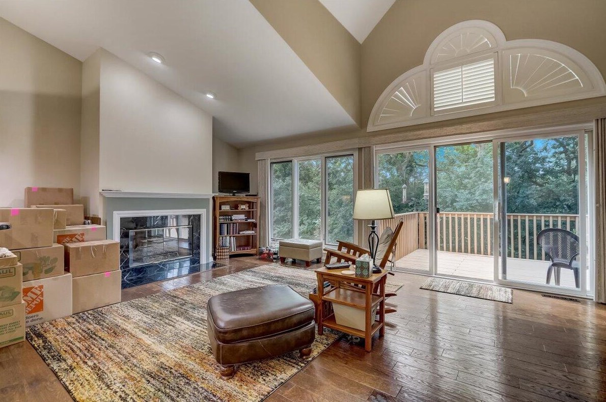 303 Parkview Ct, Chenequa WI exterior