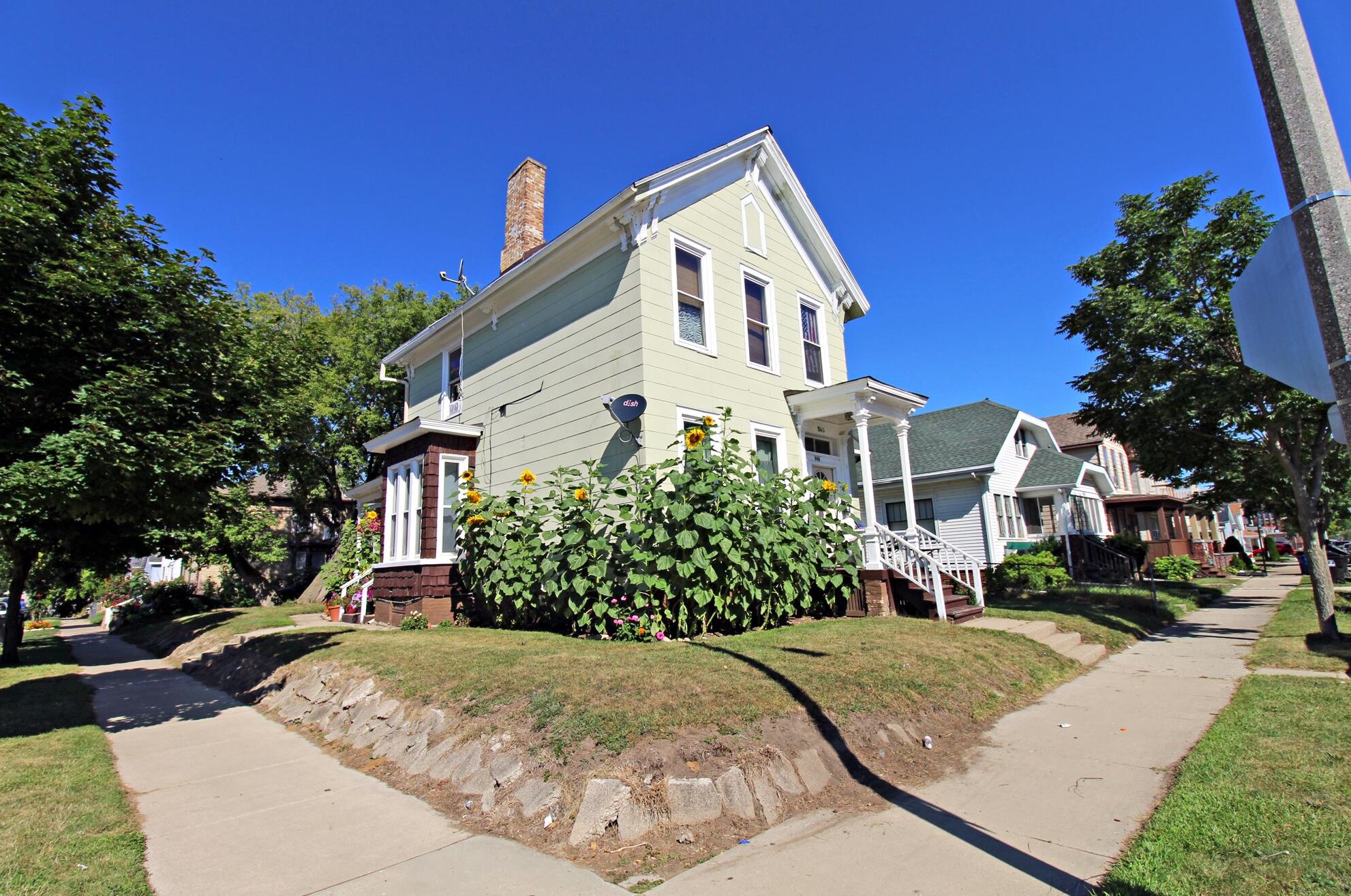 946 Center St, Racine, WI 53403-1446