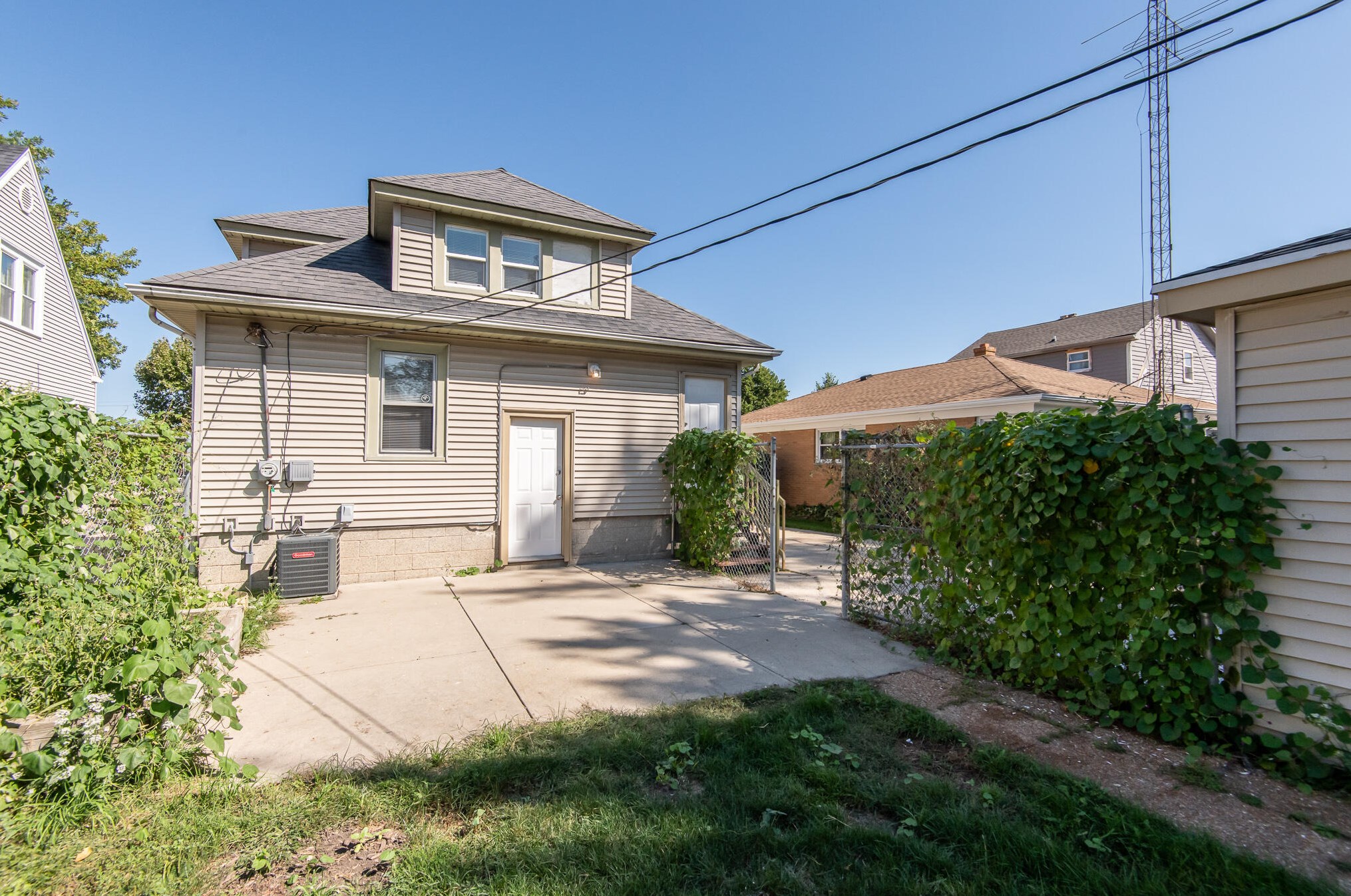 2418 Orchard St, Racine, WI 53405-4014