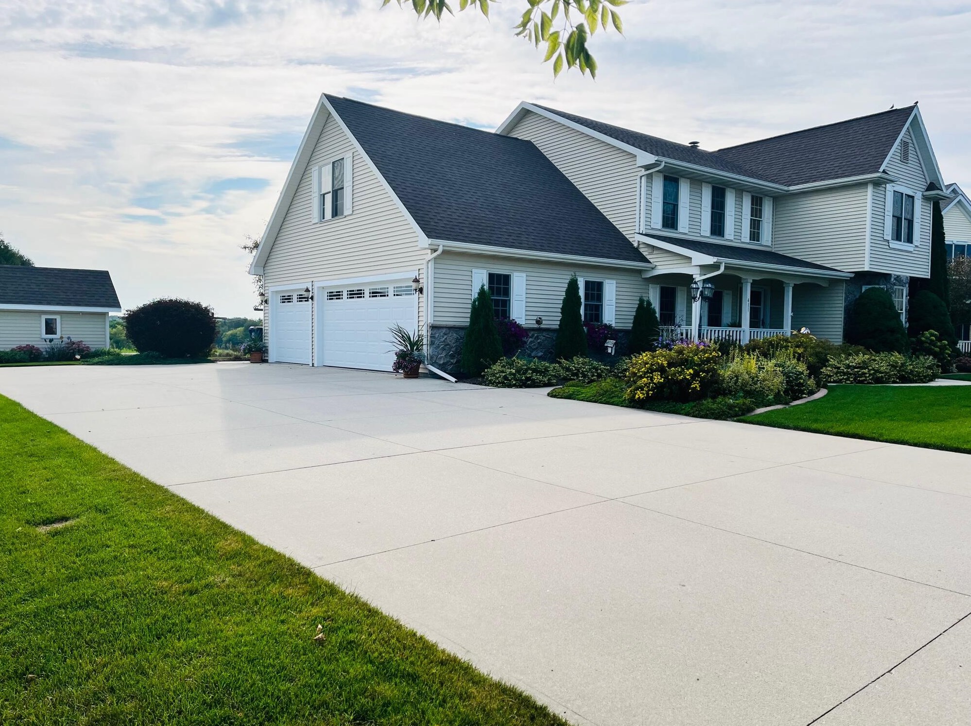 411 Hidden Meadow Dr, Glenbeulah, WI 53023-1140