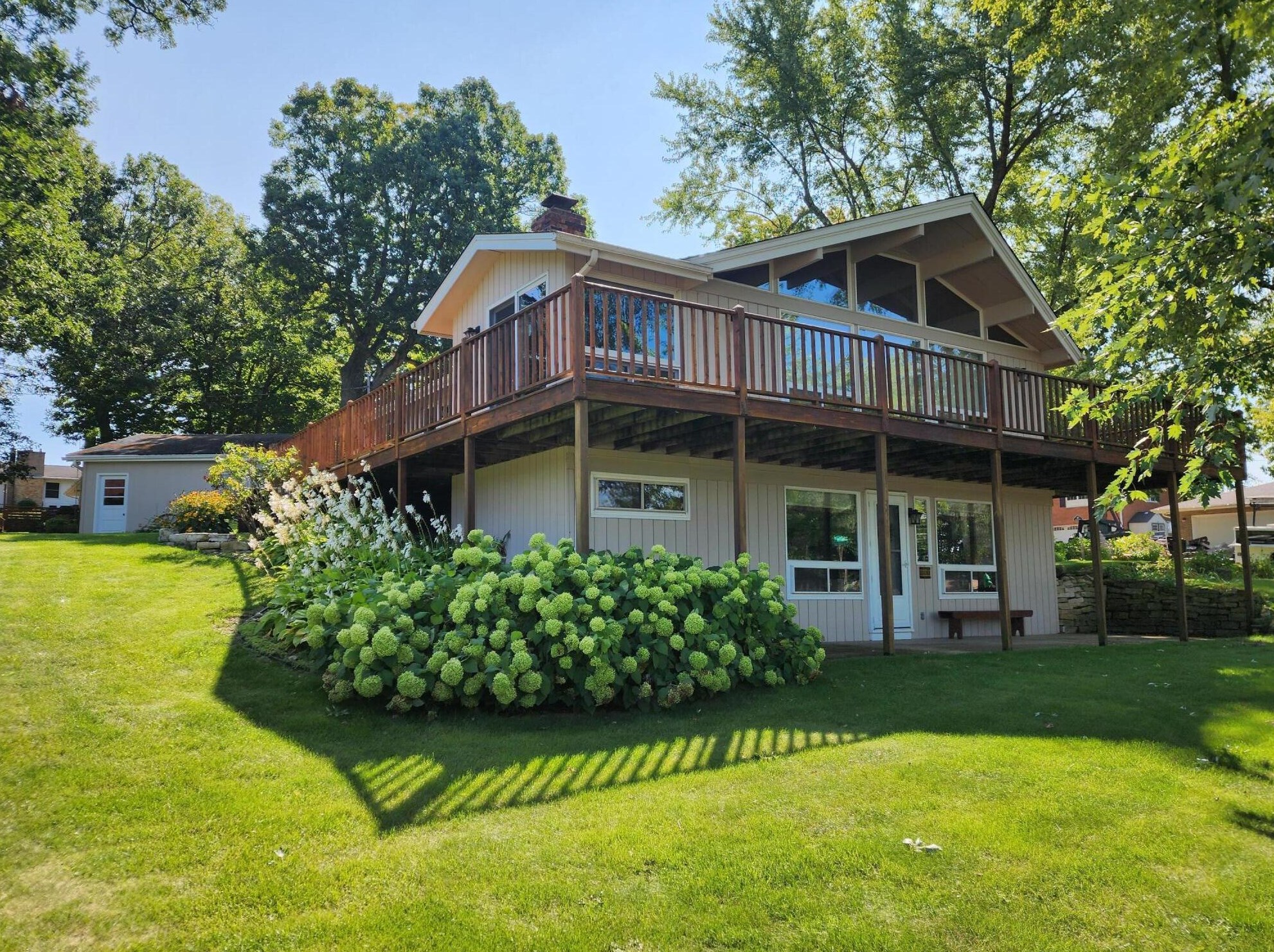 800 Cedar Dr, Lyons, WI 53105-1302