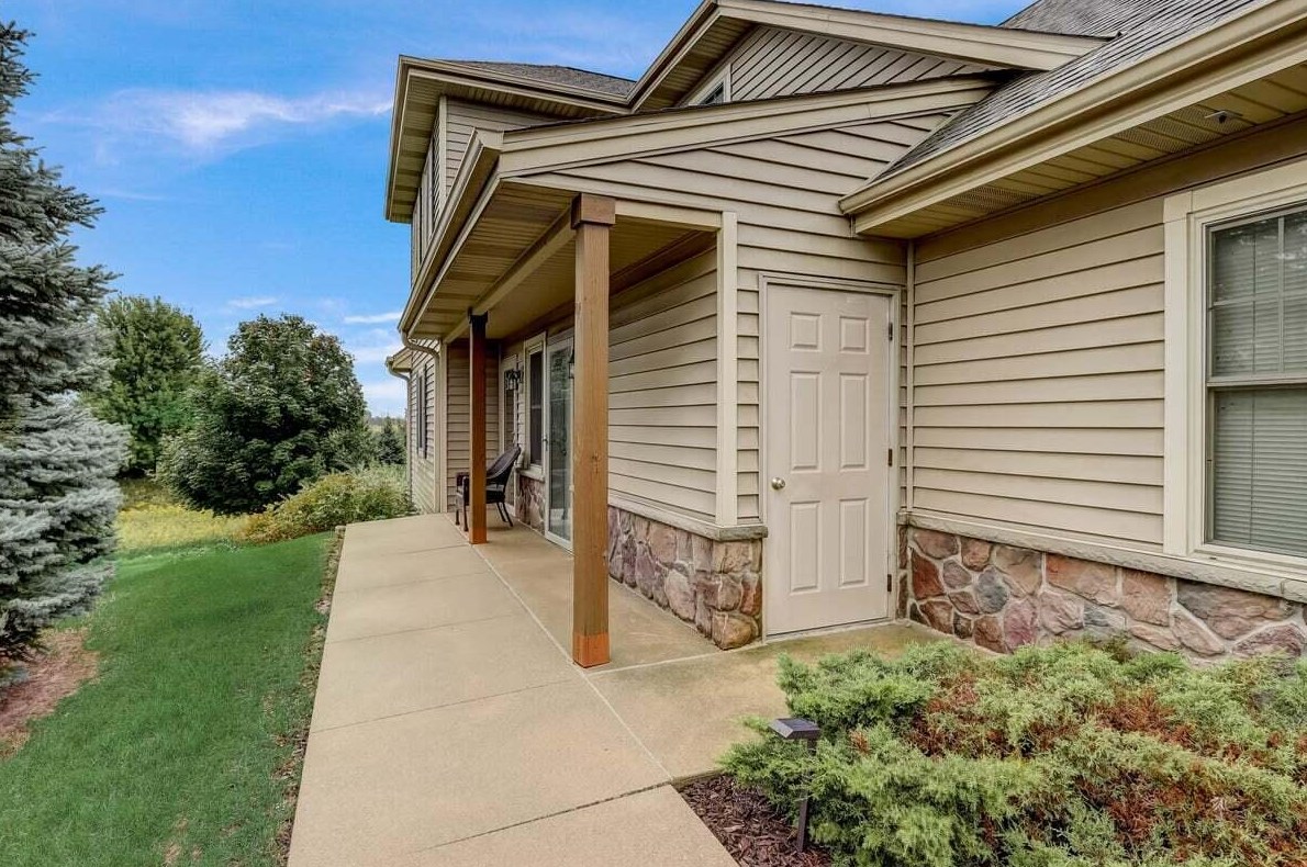 1650 New Port Vista Dr, Grafton, WI 53024-9382