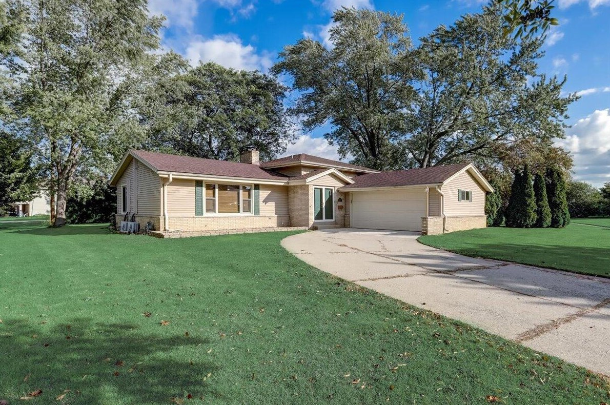 6118 Twin Oak Dr, Greendale, WI 53129