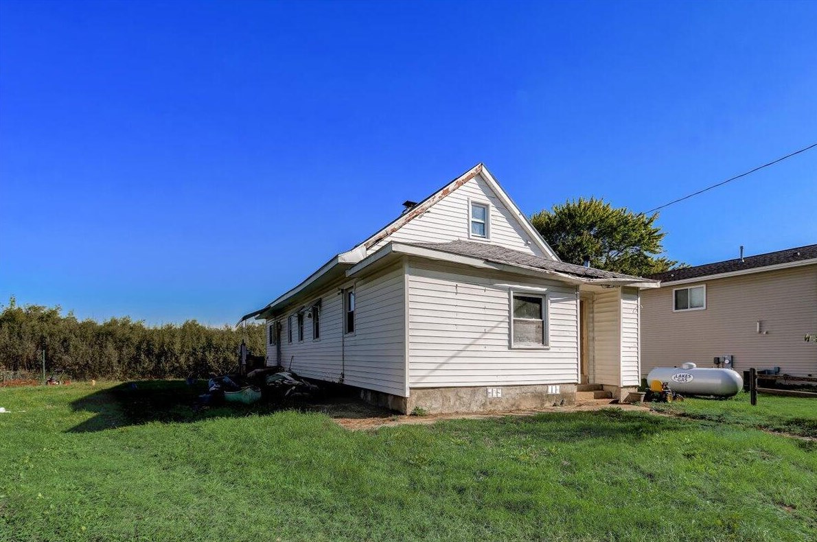 8240 Iverson Rd, Waterford, WI 53185