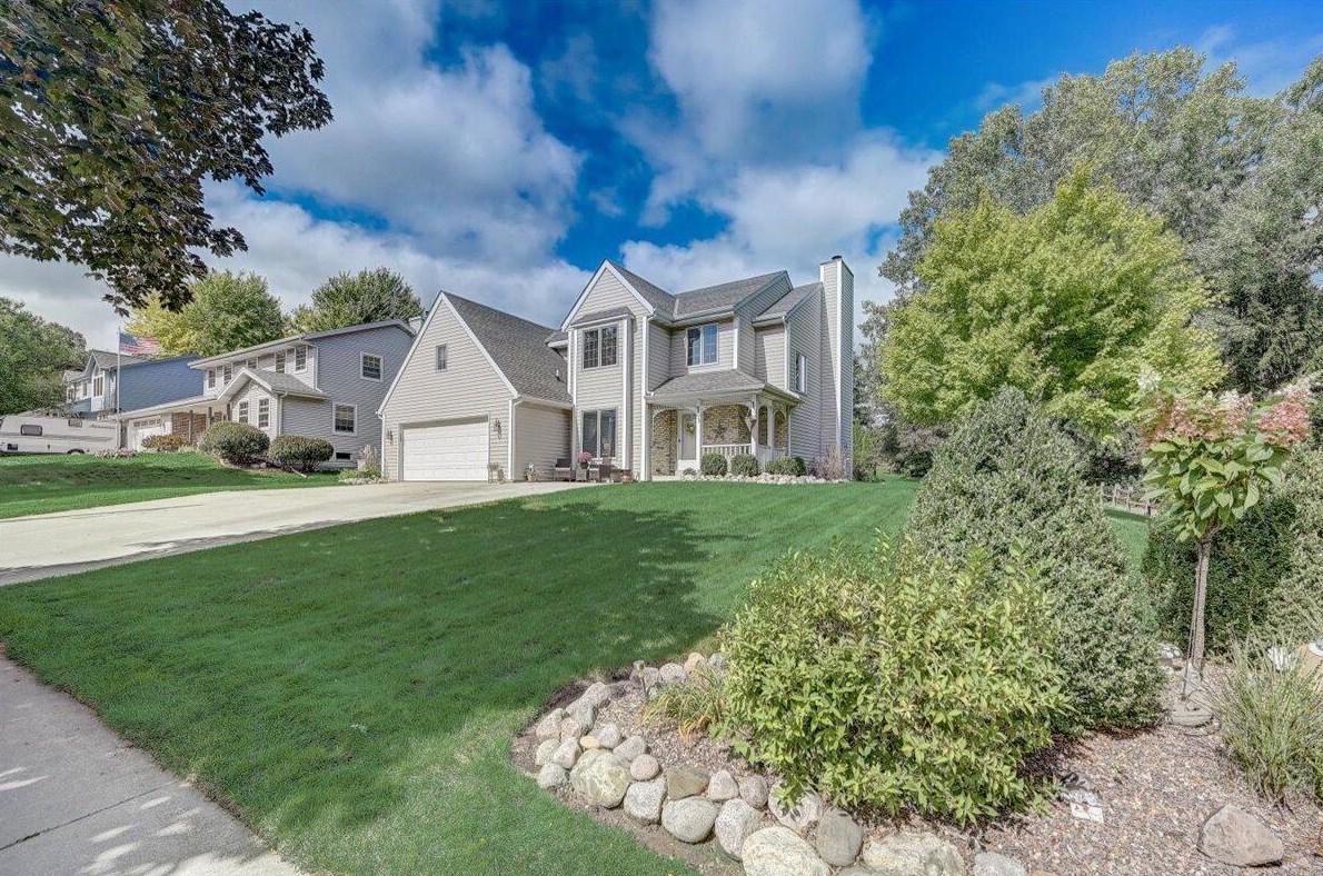 618 Shady Glen Ln, Saukville, WI 53080-2230