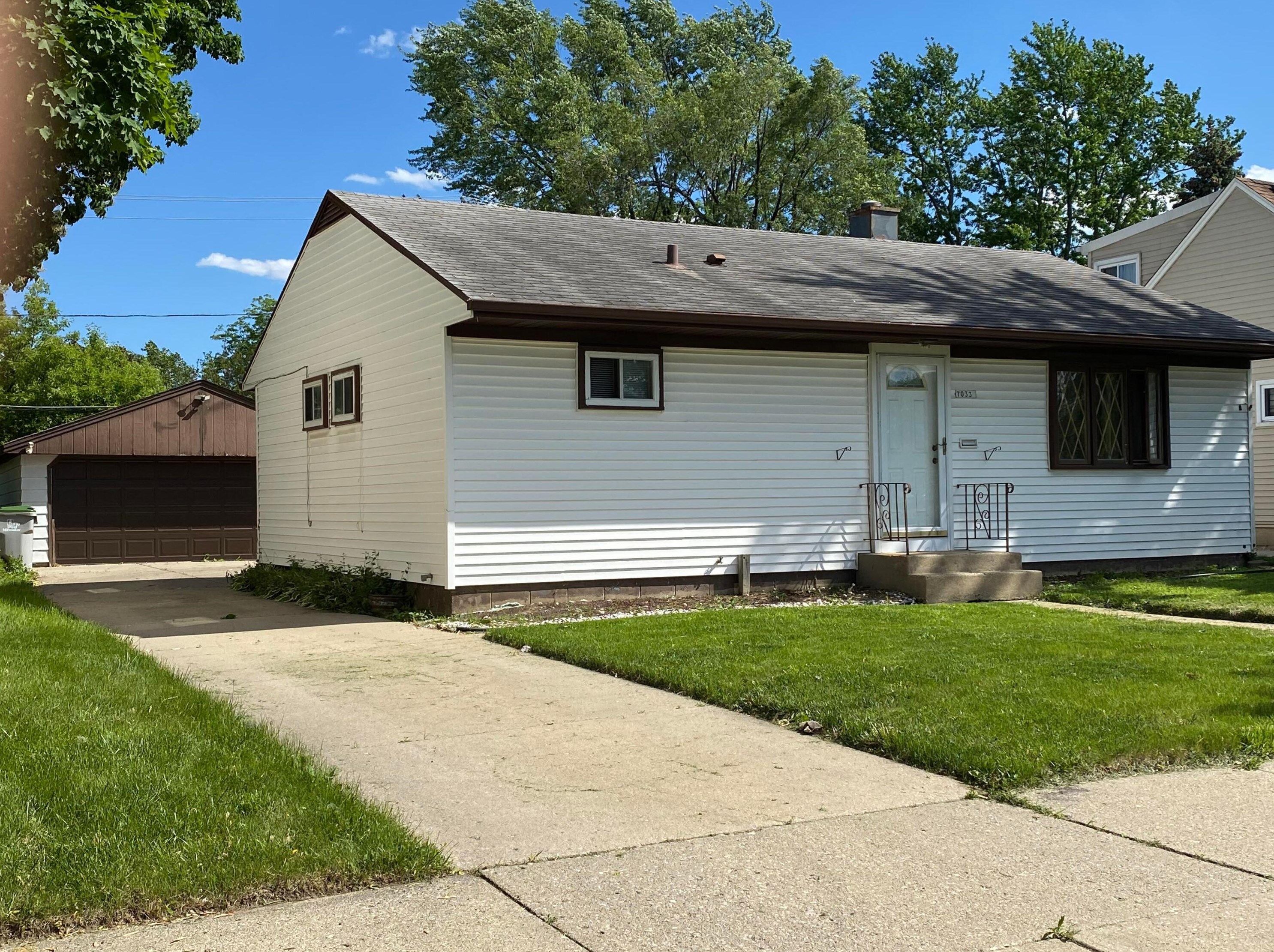 7033 Kathryn Ave, Milwaukee, WI 53218-2917
