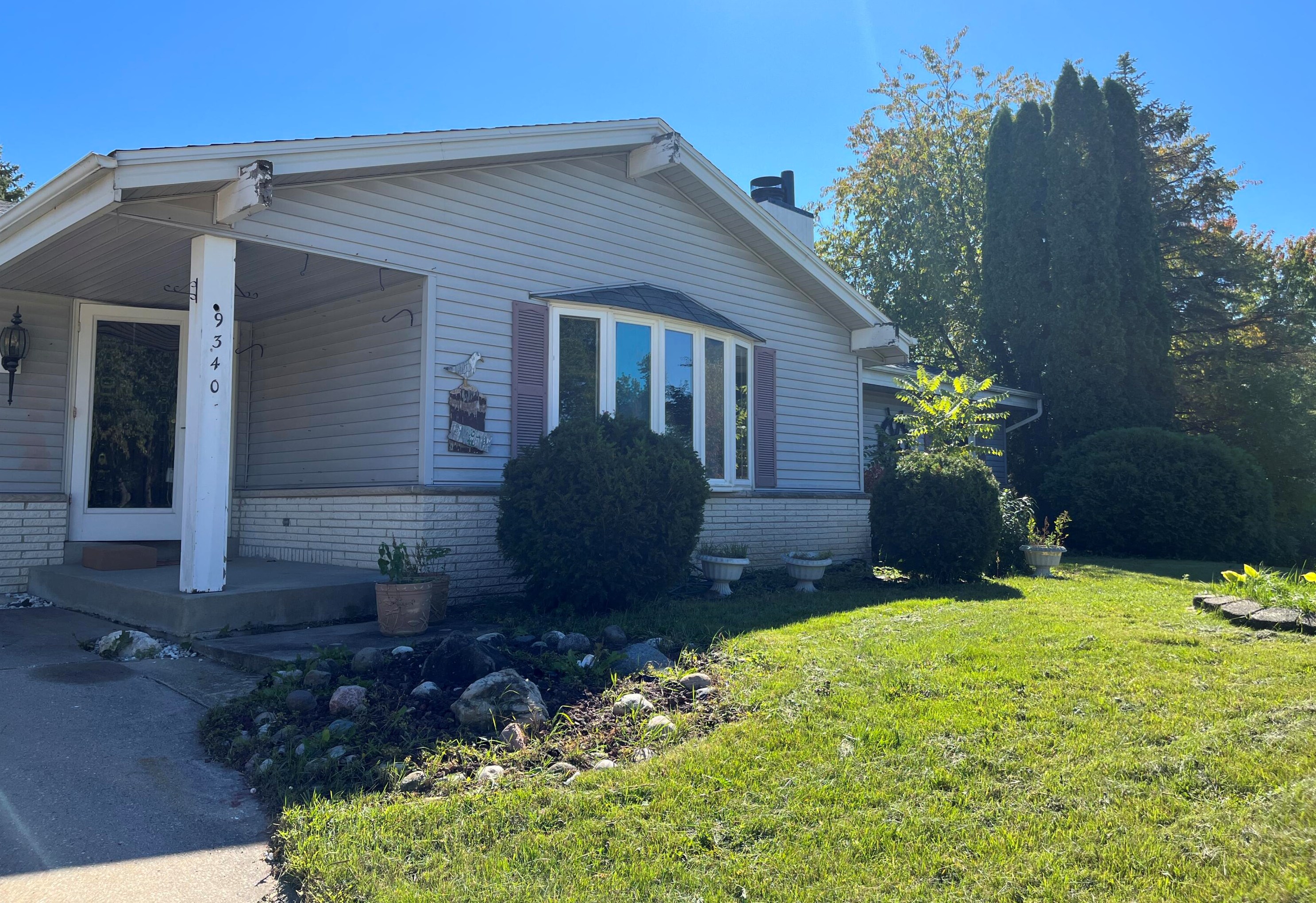 9340 Sherwood Ct, Hales Corners, WI 53132-9131