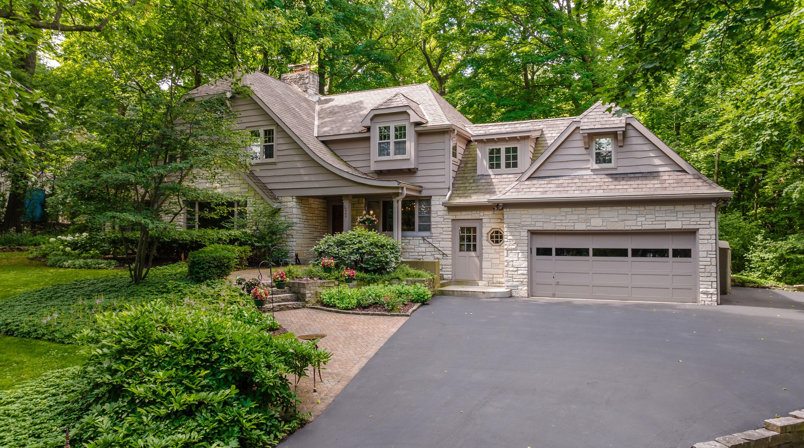 865 Morningside Ln, Elm Grove, WI 53122-2526