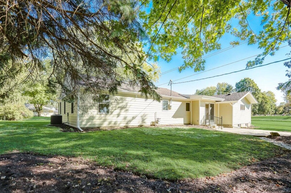 117 Oneida St, Delafield WI  53018-1829 exterior
