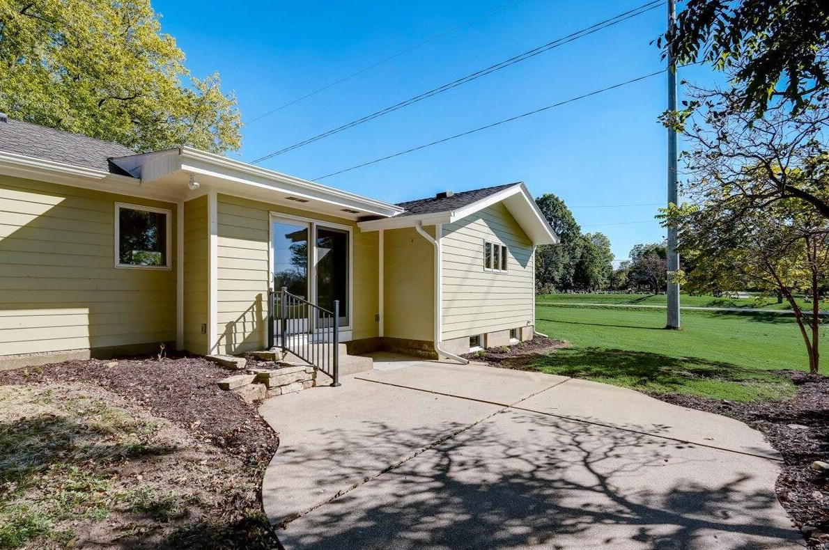 117 Oneida St, Delafield WI  53018-1829 exterior