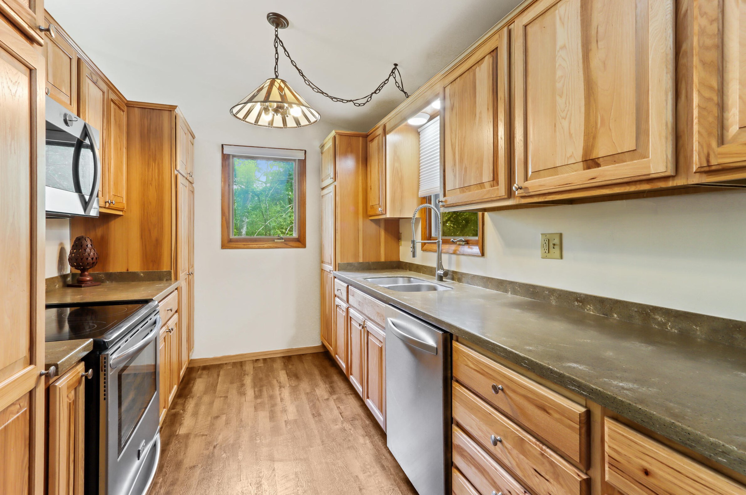 808 Shoshone Rd, Fontana, WI 53125