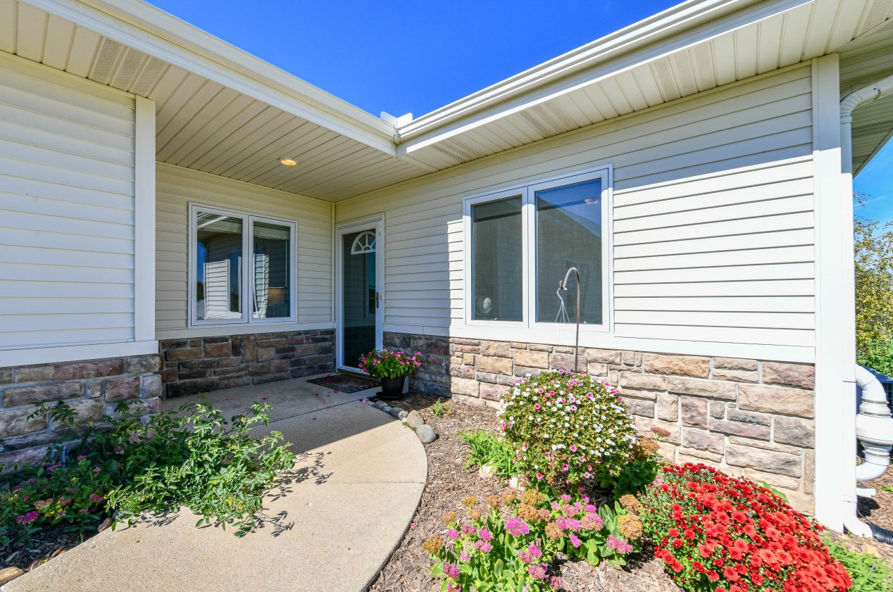 407 Creekside Pl, Delavan, WI 53115-2131