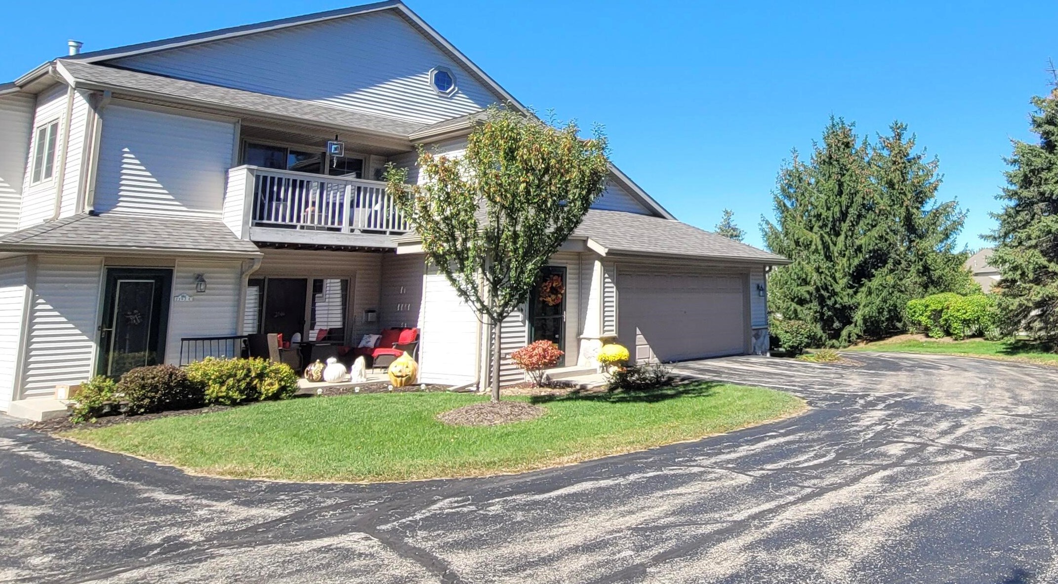 2293 Circle Rdg, Delafield WI  53018-2060 exterior