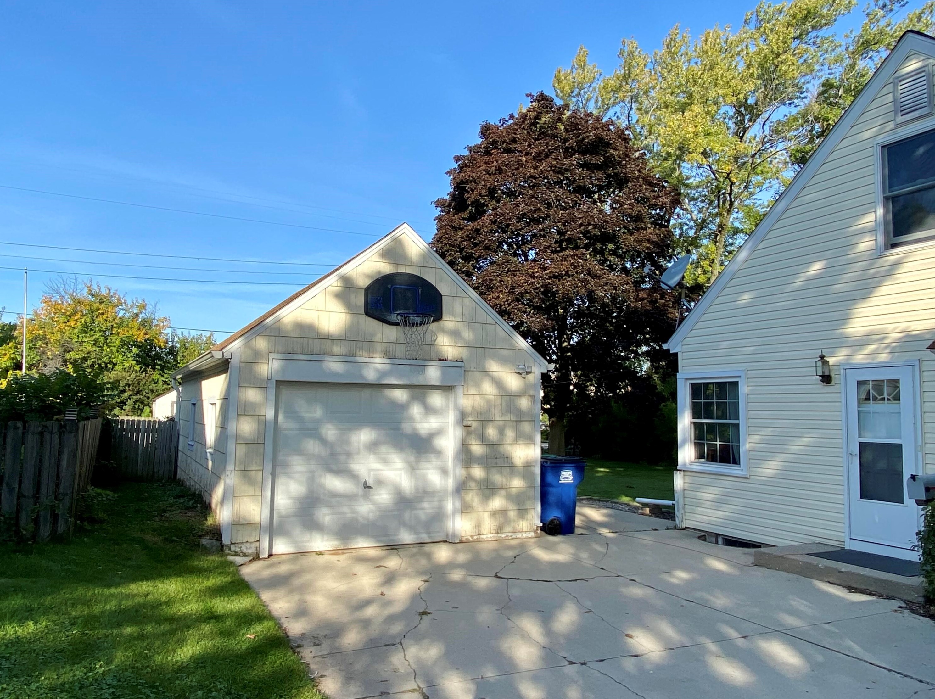 213 Summit Dr, Port Washington, WI 53074-2337
