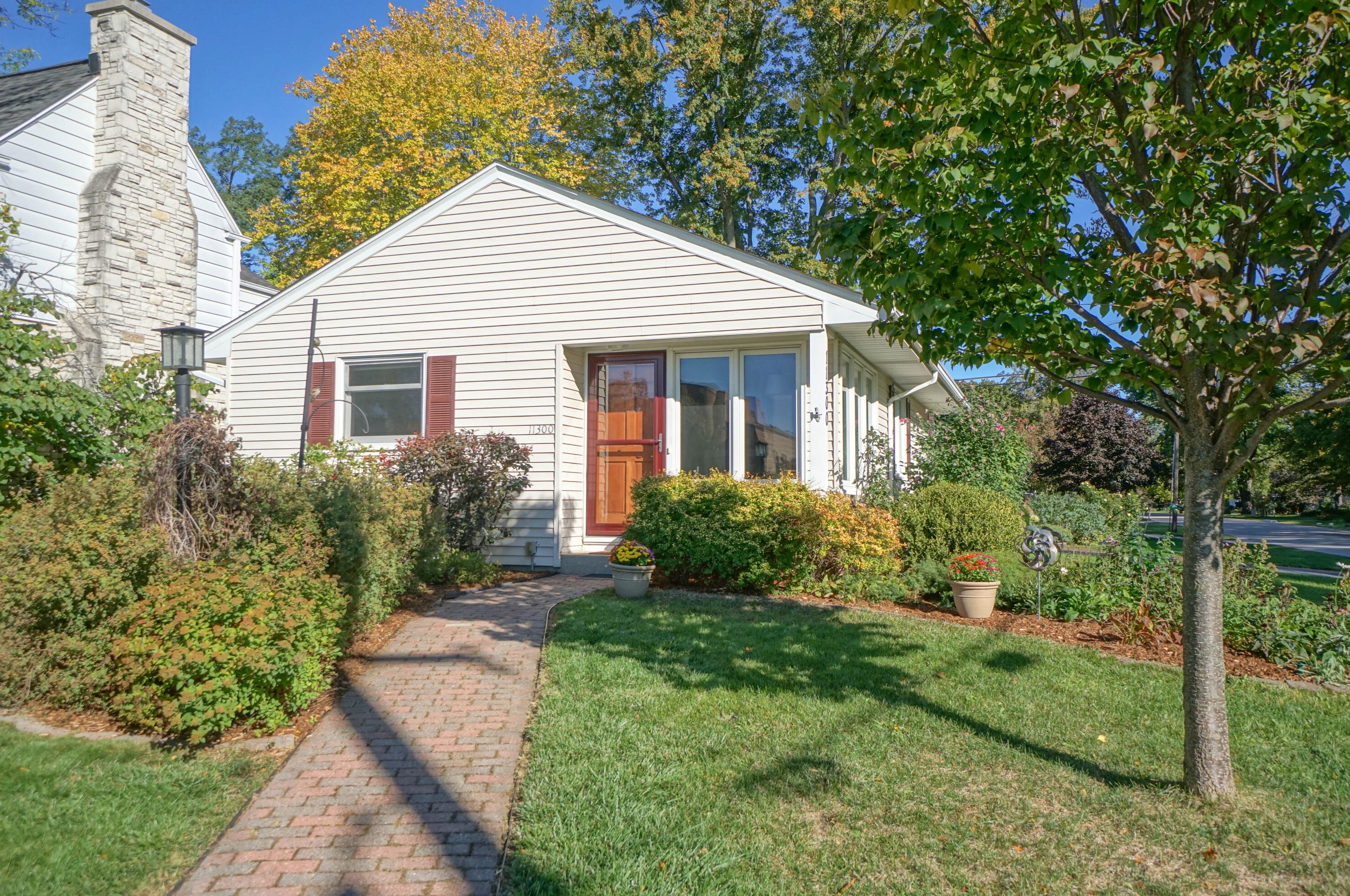 11300 Godsell Ave, Hales Corners, WI 53130-1818