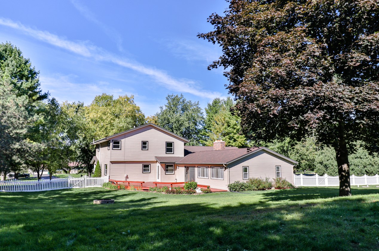 1952 Belmont Dr, Cedarburg, WI 53012-9738