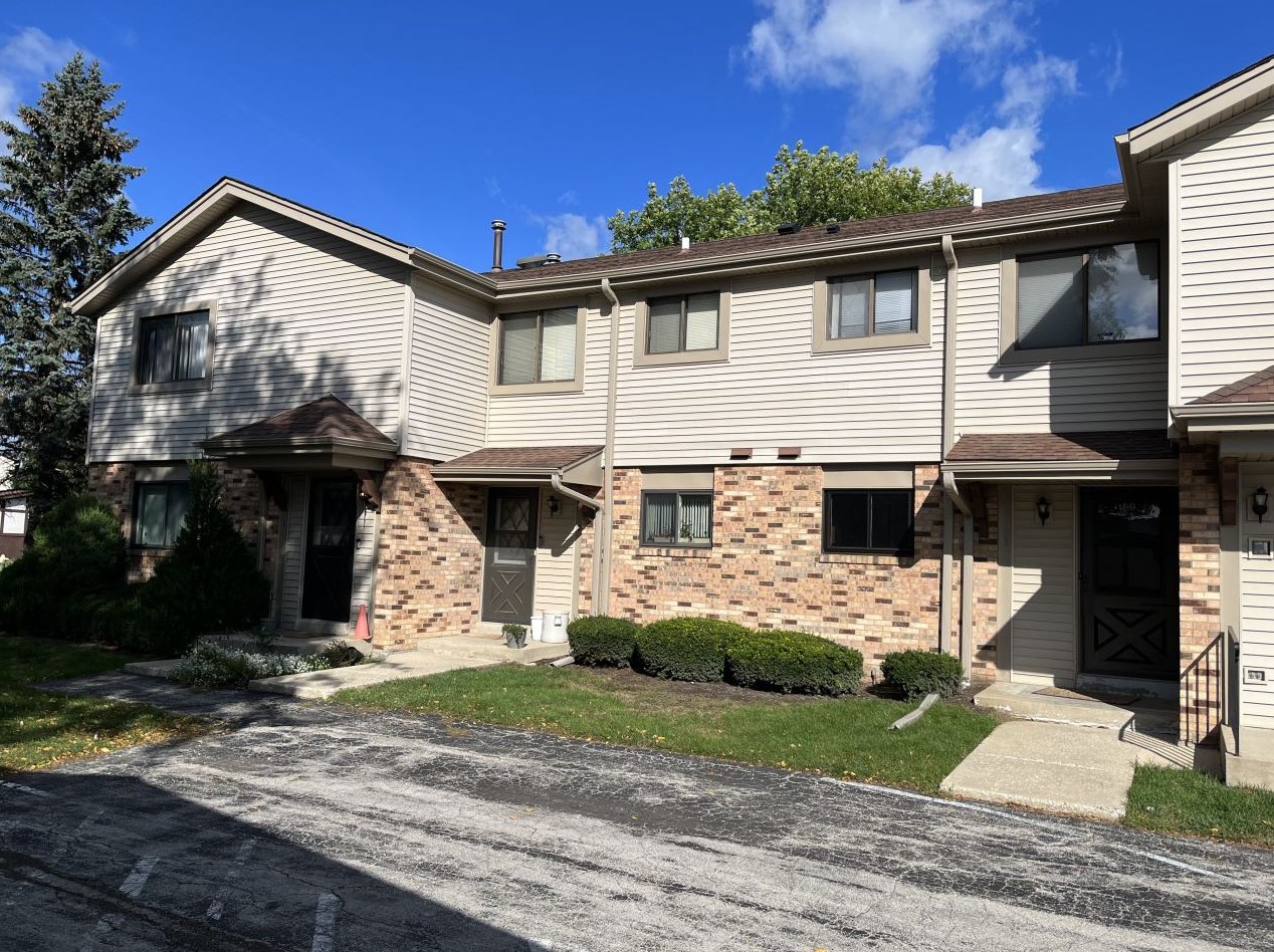 5700 Cambridge Cir, Racine WI  53406-2858 exterior