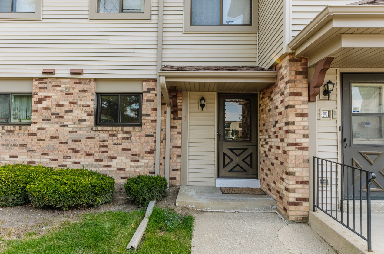 5700 Cambridge Cir, Racine, WI 53406-2858