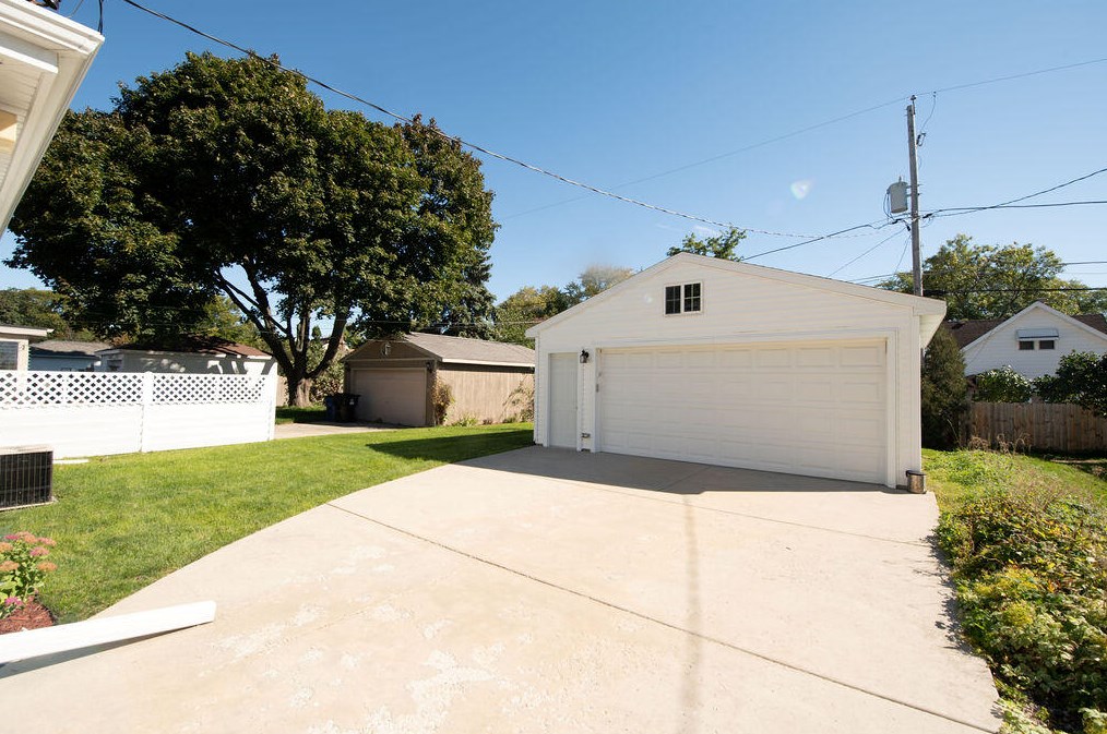 819 Russet St, Racine, WI 53405-2359